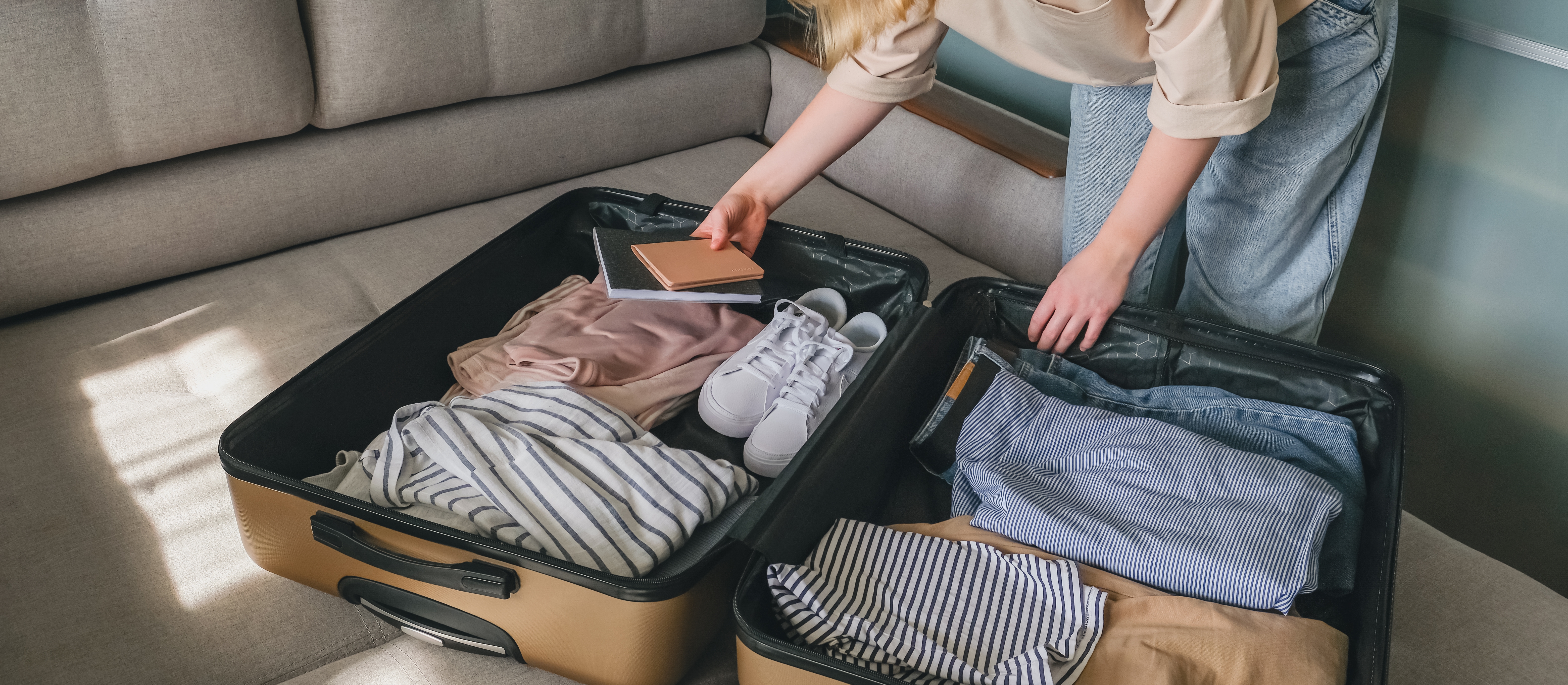 Eine Frau packt einen Koffer | Quelle: Shutterstock