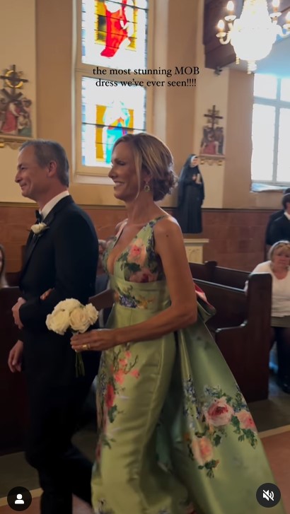 Lori DeWitt und Robert Chance DeWitt bei der Hochzeit ihrer Tochter in einem Clip, der am 5. Juni 2024 hochgeladen wurde | Quelle: Instagram/capturedbychloe.co