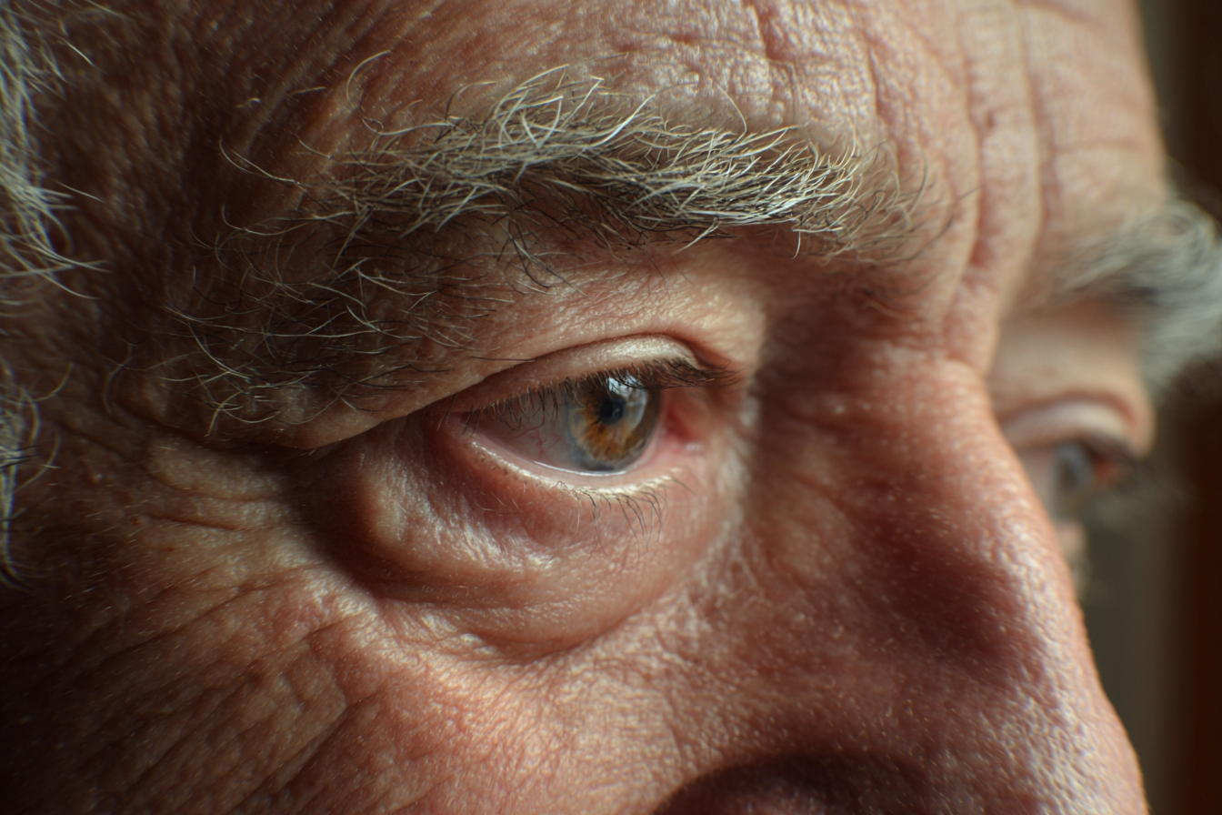 Nahaufnahme der Augen eines älteren Mannes | Quelle: Midjourney