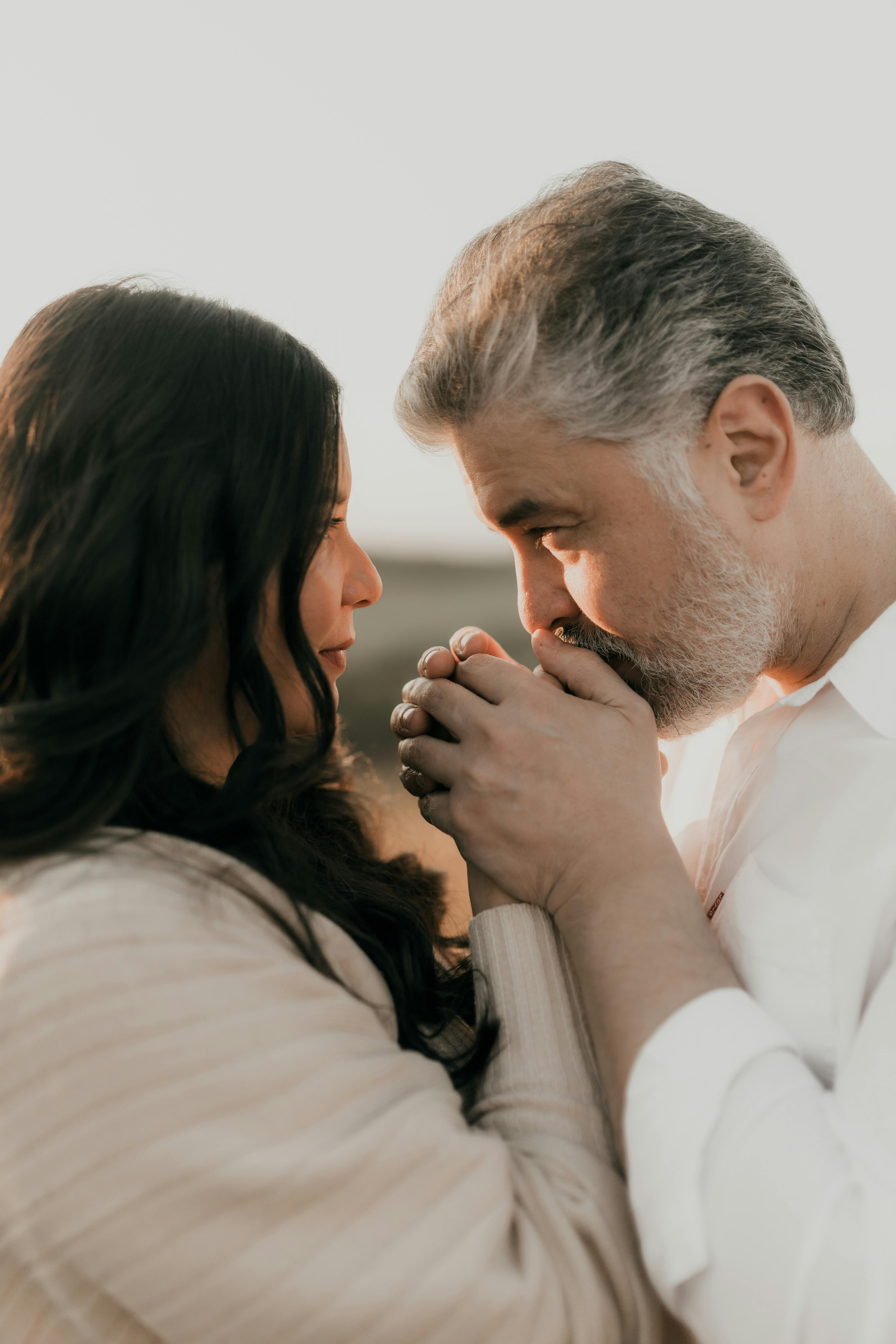 Ein Paar, das sich bindet | Quelle: Pexels