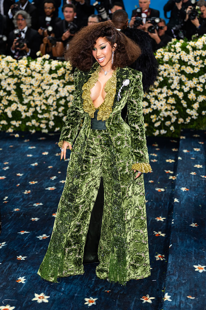 Cardi B verdreht die Köpfe bei der Met Gala 2025, die am 5. Mai in der Met in New York City stattfand und unter dem Motto „Superfine: Tailoring Black Style“ stand.