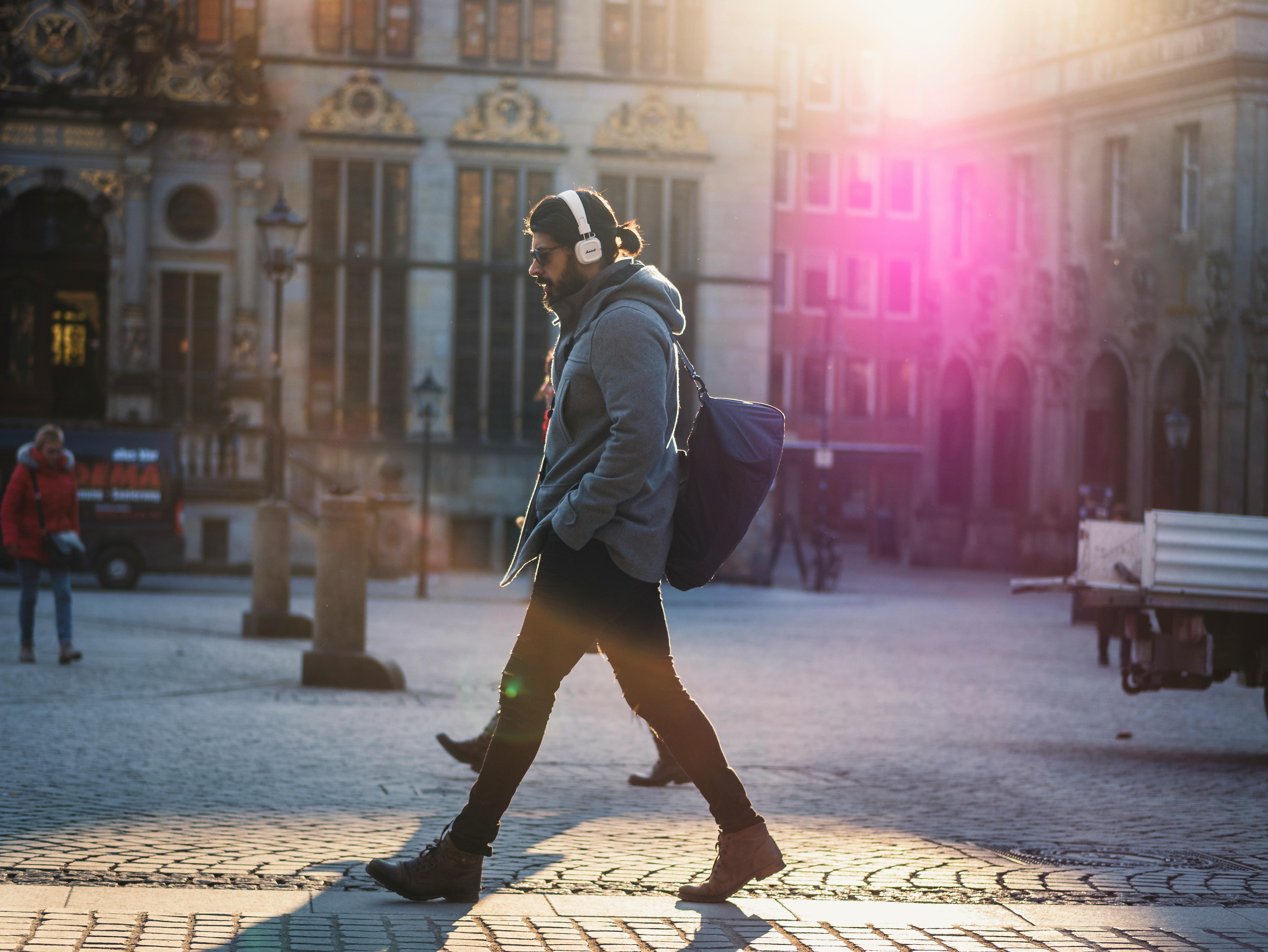 Mann beim Spaziergang in der Stadt | Quelle: Pexels