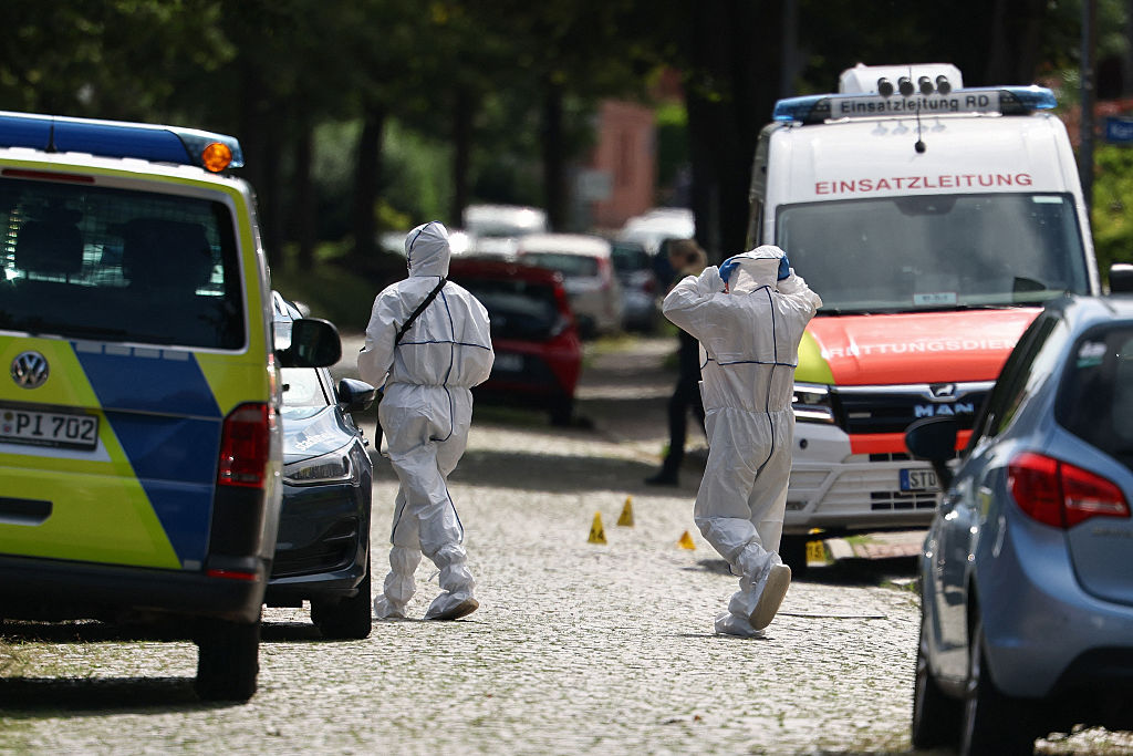 Kriminaltechniker sind am 29. Juni 2026 in der Nähe des Tatorts im Einsatz, an dem bei einer Schießerei in Stade, einer Stadt etwa 50 Kilometer westlich von Hamburg, fünf Menschen ums Leben kamen. | Quelle: Getty Images