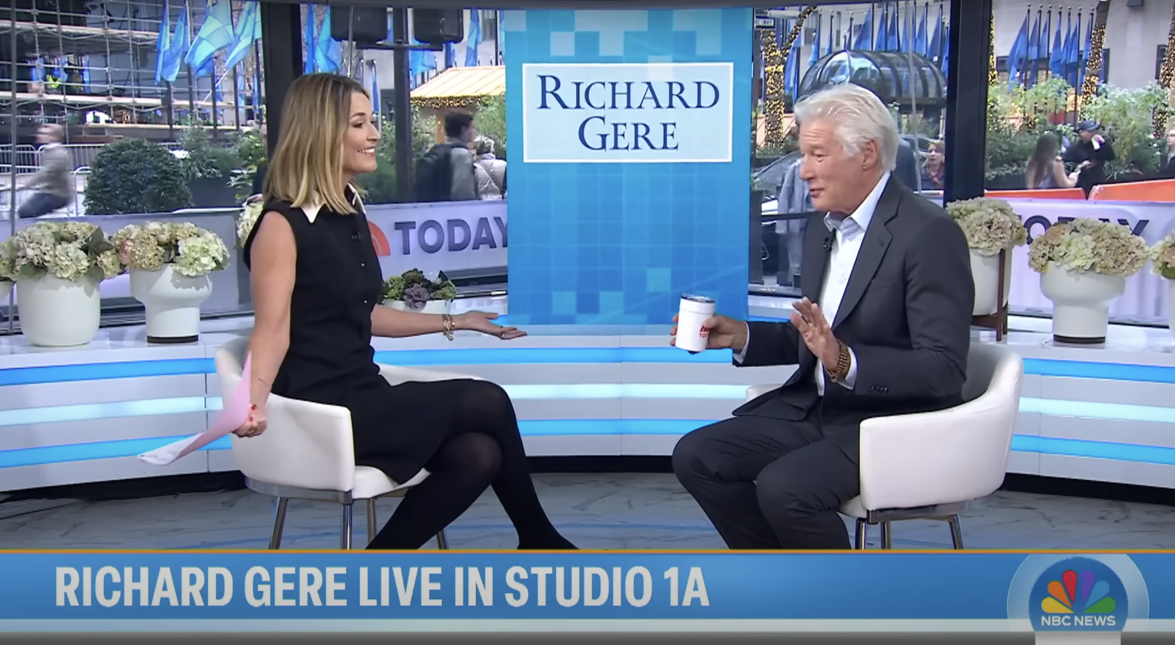 Savannah Guthrie und Richard Gere sind in einem Video zu sehen, das am 20. November 2024 geteilt wurde | Quelle: YouTube/TODAY