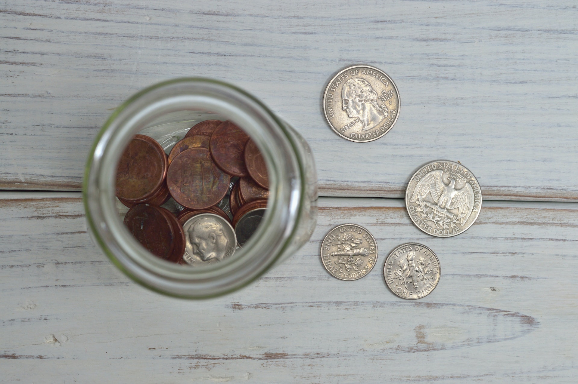Ein Gefäß mit Münzen | Quelle: Pexels