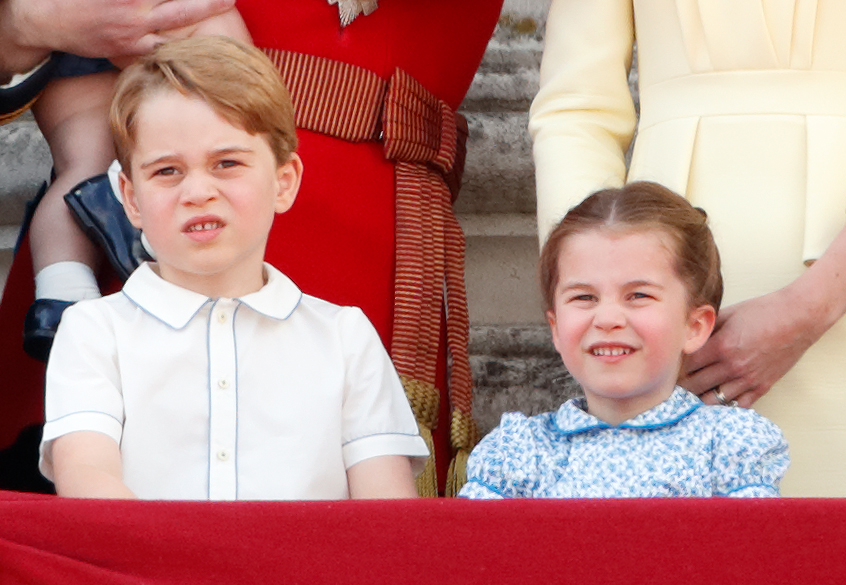 George stand am 8. Juni während der „Trooping the Colour“-Feierlichkeiten neben Prinzessin Charlotte auf dem Balkon des Buckingham-Palasts. Die Geschwister verfolgten gemeinsam den Flugüberflug, und so wurde George im Alter von 5 Jahren bei einer der traditionsreichsten öffentlichen Veranstaltungen der königlichen Familie verewigt.