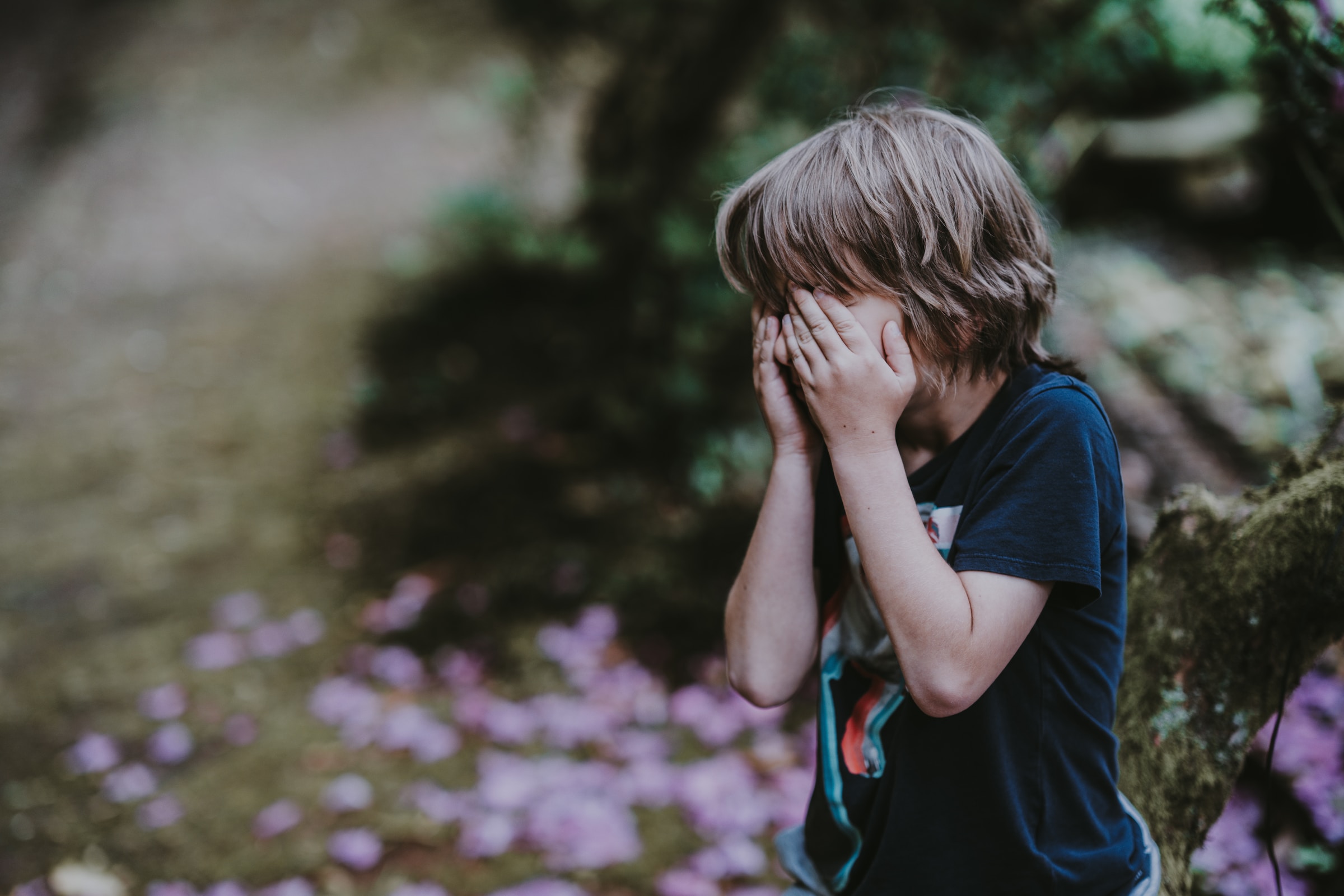 Ein kleiner Junge hält sich die Augen zu, während er weint | Quelle: Unsplash