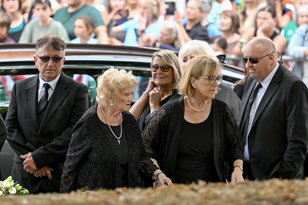 Paul Hopkins (links), der Bruder von Bonnie Tyler, und Familienangehörige nehmen am 17. August 2026 in Swansea, Wales, an ihrer Beerdigung in der Swansea Minster teil. | Quelle: Getty Images