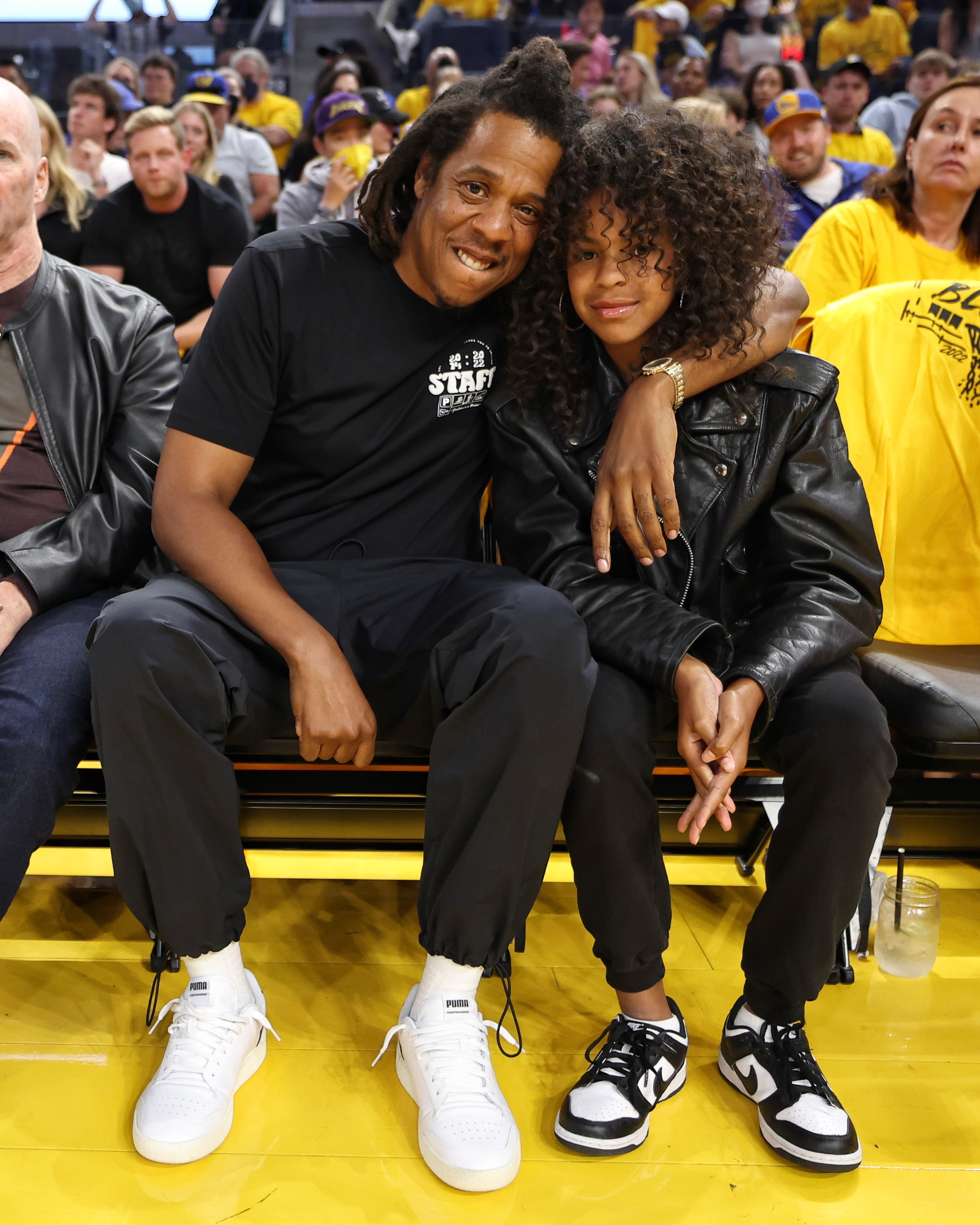 Jay-Z und Blue Ivy Carter posieren für ein Foto während eines Basketballspiels am 13. Juni 2022 in San Francisco, Kalifornien. | Quelle: Getty Images