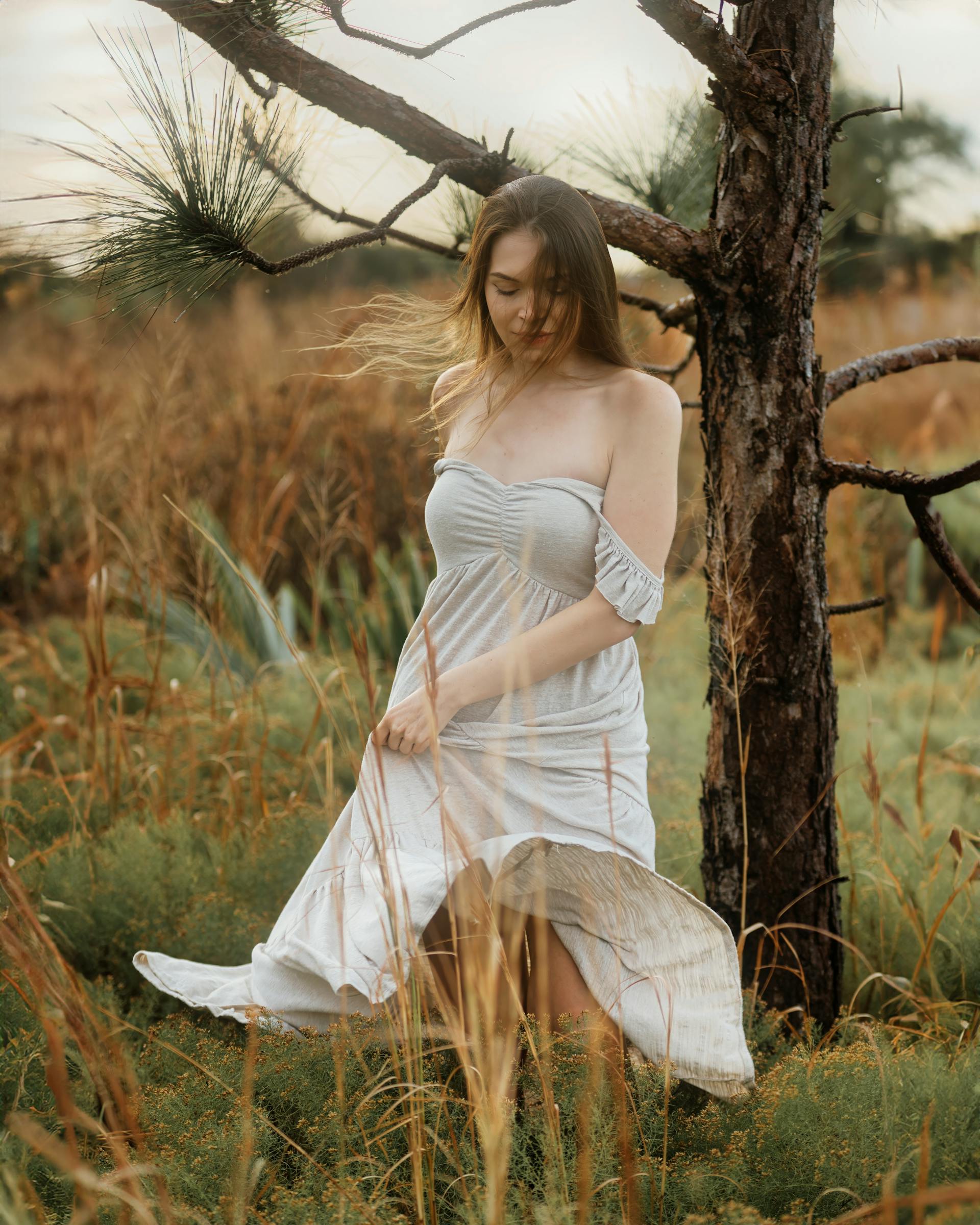 Eine junge Frau in einem weißen Kleid auf einem Feld | Quelle: Pexels