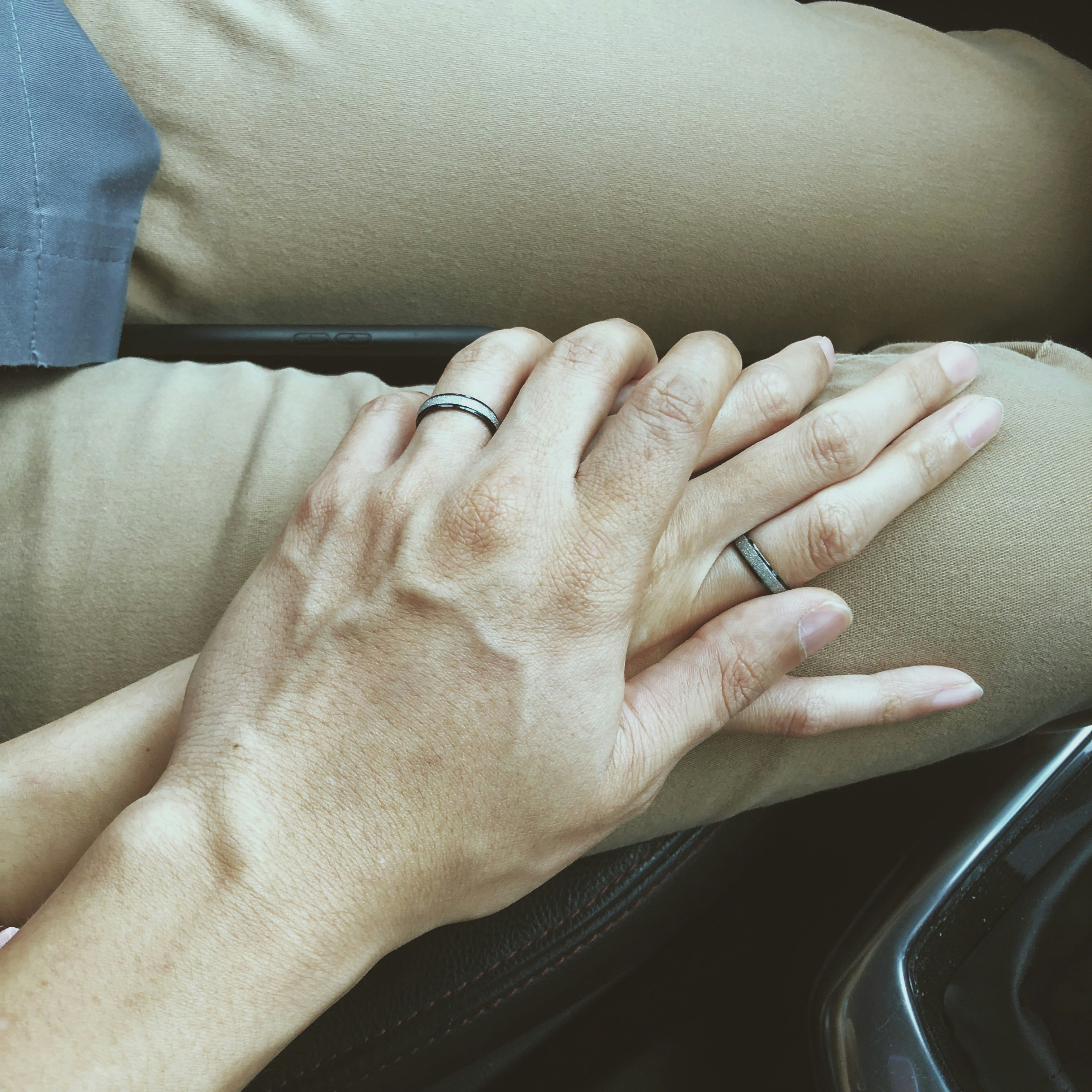 Dłoń mężczyzny trzymająca dłoń kobiety | Źródło: Unsplash