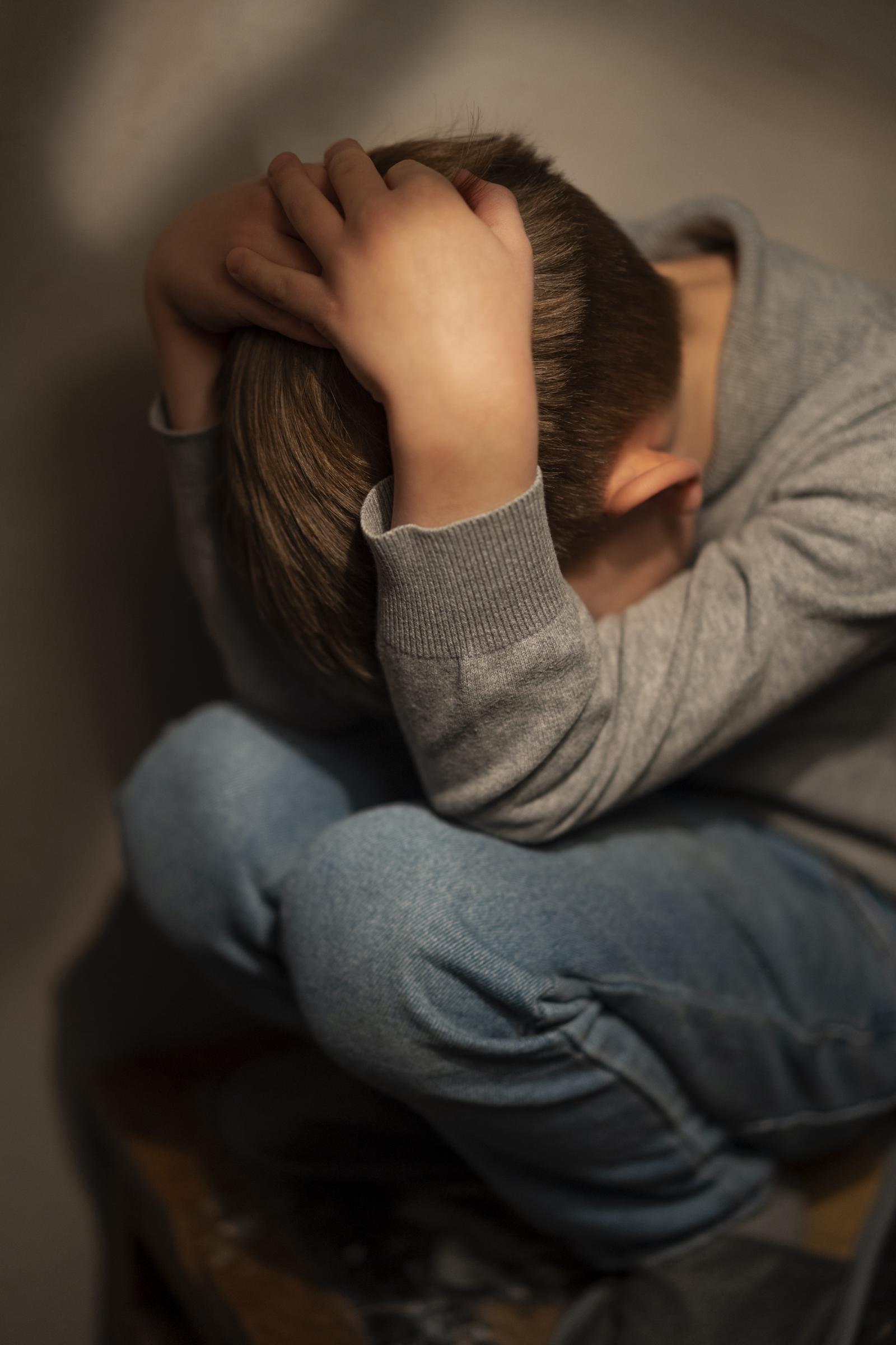 Ein trauriger Junge weint | Quelle: Freepik