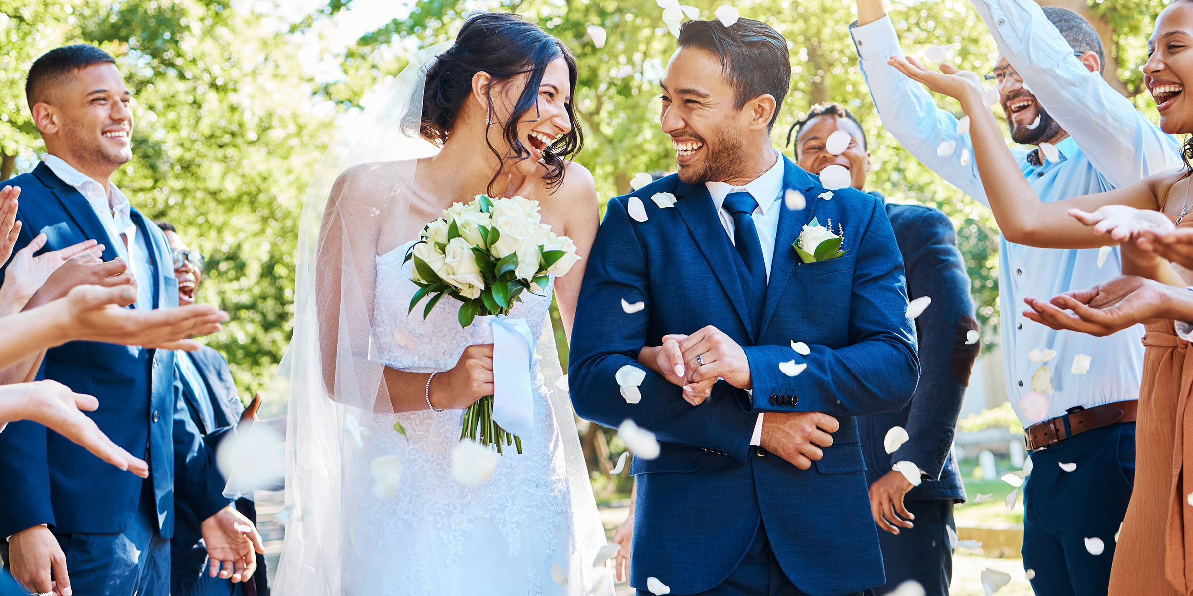 Ein glückliches Paar an seinem Hochzeitstag | Quelle: Shutterstock