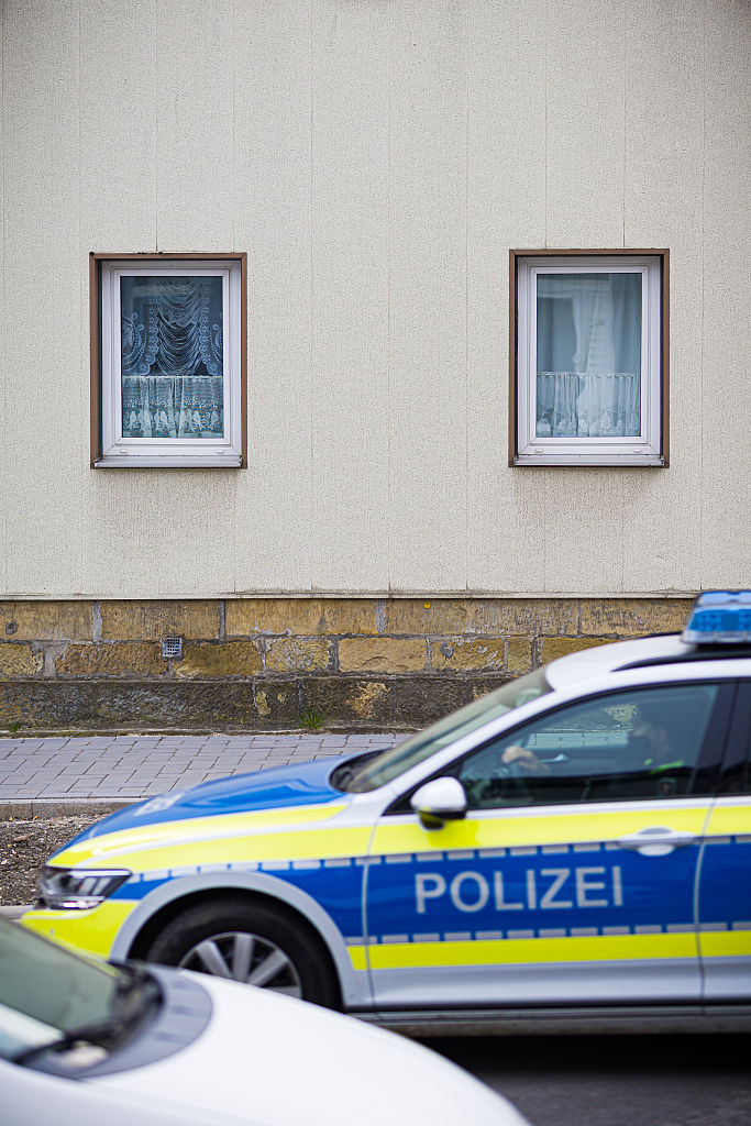 24. März 2026, Niedersachsen, Barsinghausen: Ein Polizeieinsatzfahrzeug fährt an einem Einfamilienhaus in der Region Hannover vorbei | Quelle: Getty Images