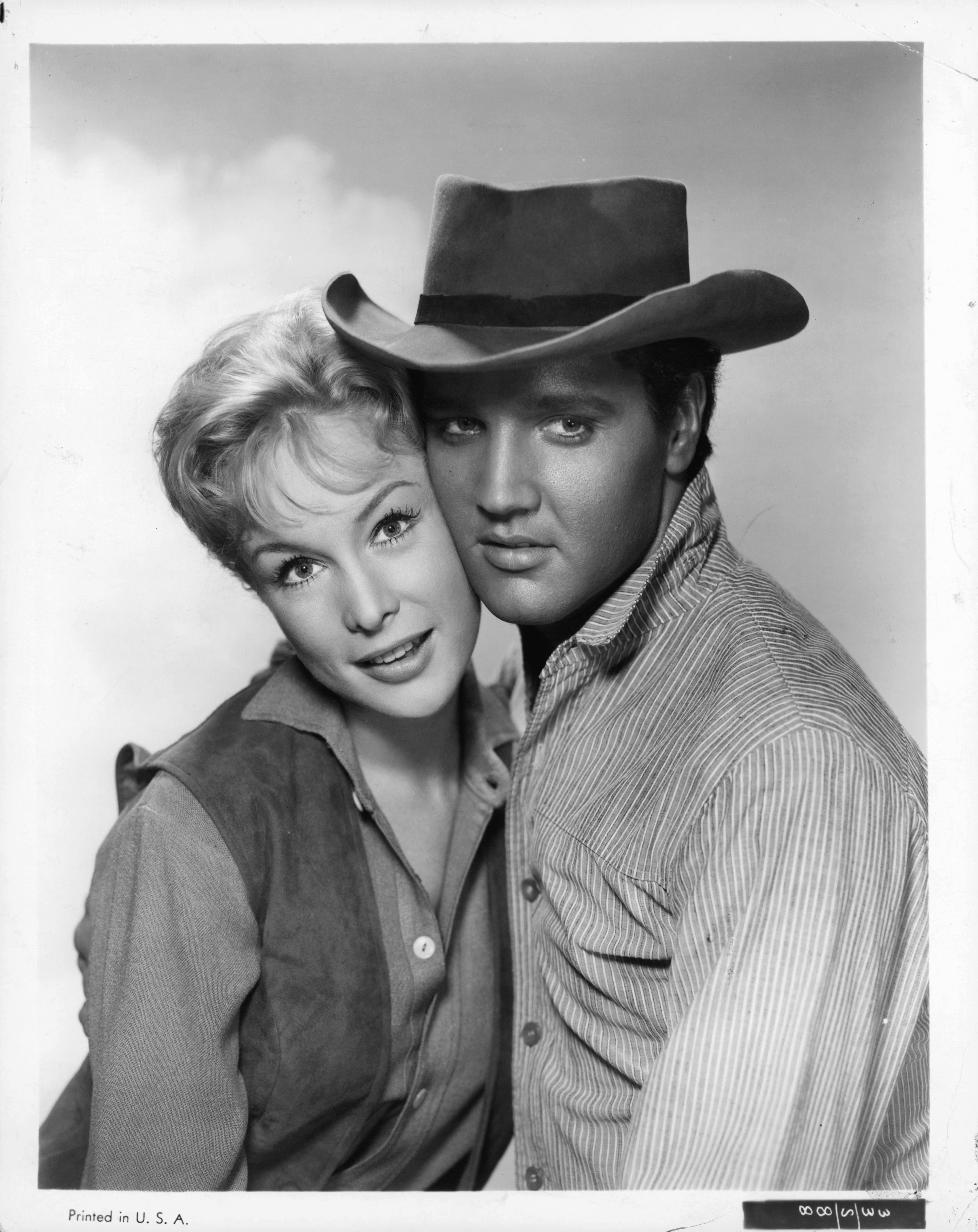 Ein Porträt von Barbara Eden und Elvis Presley für den Film "Flaming Star" von 1960. | Quelle: Getty Images