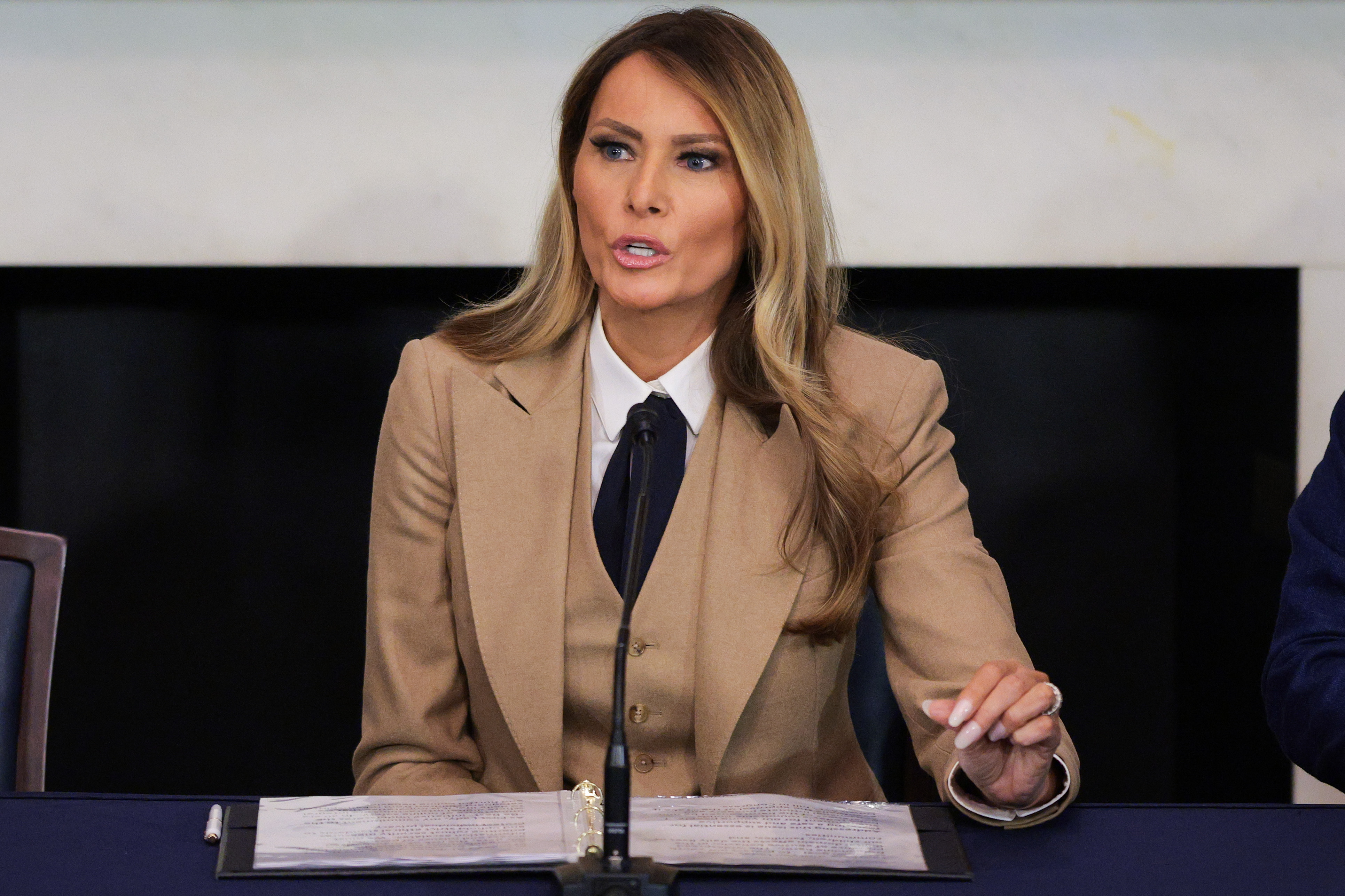 U.S. First Lady Melania Trump spricht während einer Diskussionsrunde zum Take It Down Act im Mike Mansfield Room im U.S. Capitol am 3. März 2025 in Washington, D.C. | Quelle: Getty Images