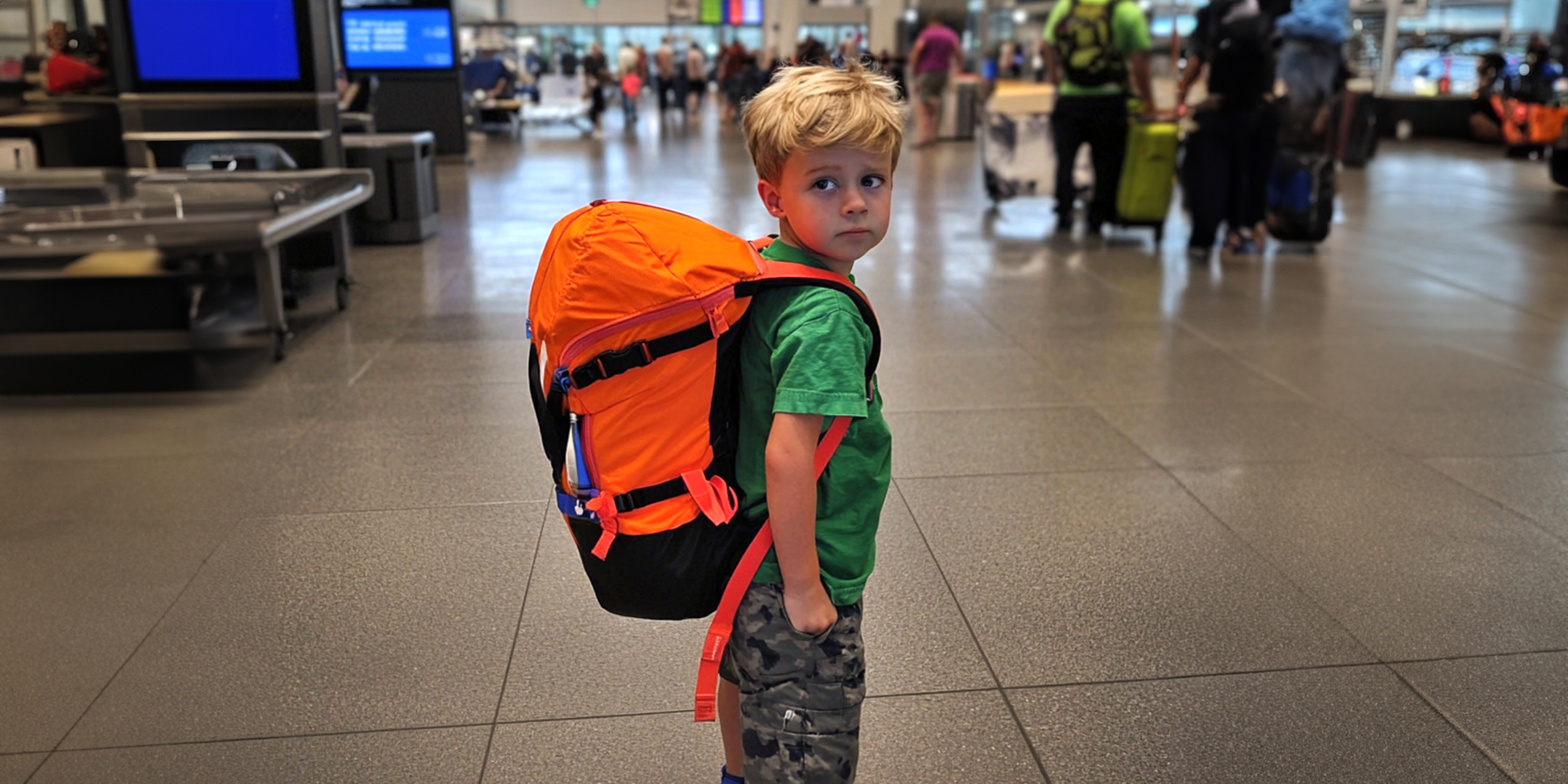 Ein verlorener Junge in einem Flughafen | Quelle: AmoMama