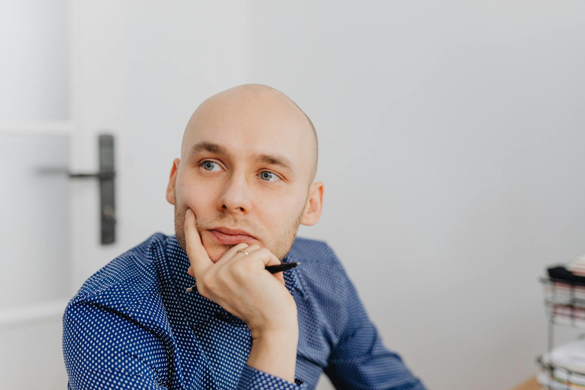Ein in tiefe Gedanken versunkener Mann | Quelle: Pexels