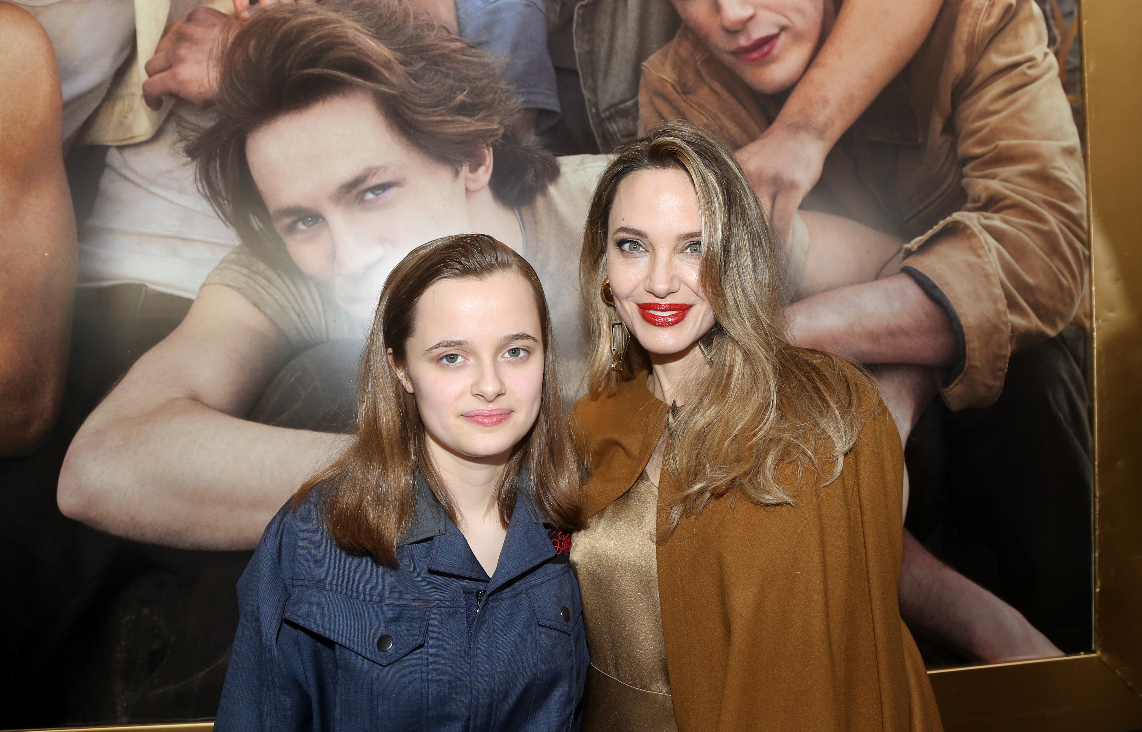Vivienne Jolie-Pitt und Angelina Jolie besuchen die Premiere von "The Outsiders" im The Bernard B. Jacobs Theatre am 11. April 2024 in New York City. | Quelle: Getty Images