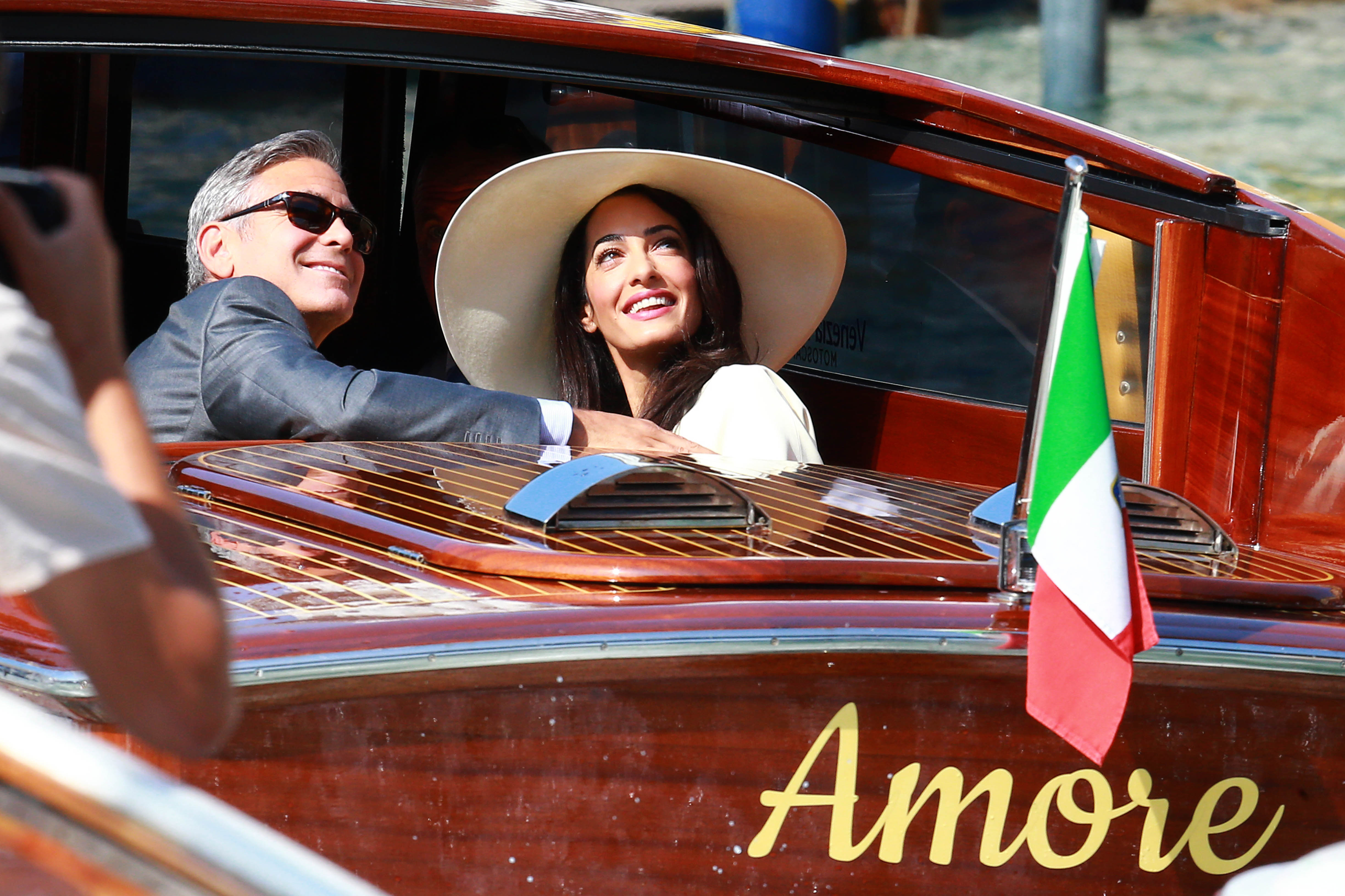 George Clooney und Amal Clooney werden auf dem Weg zu ihrer standesamtlichen Trauung am Canal Grande am 29. September 2014 in Venedig, Italien, gesichtet. | Quelle: Getty Images