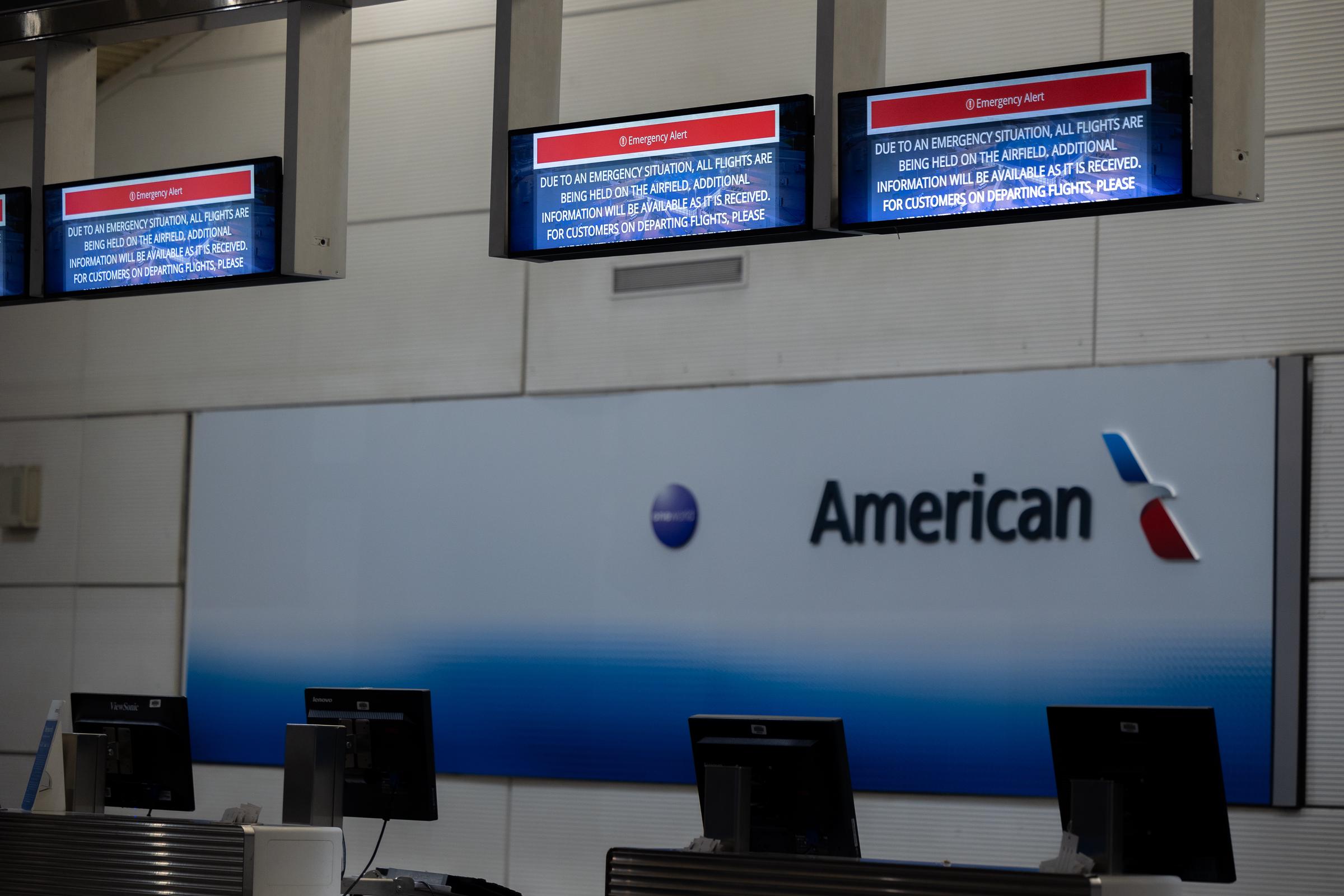 Der American Airlines Check-in-Schalter im Ronald Reagan National Airport zeigt eine Notfallmeldung nach dem Zusammenstoß zwischen einem American Airlines-Flug und einem Armeehubschrauber in Washington, D.C. am 30. Januar 2025. | Quelle: Getty Images