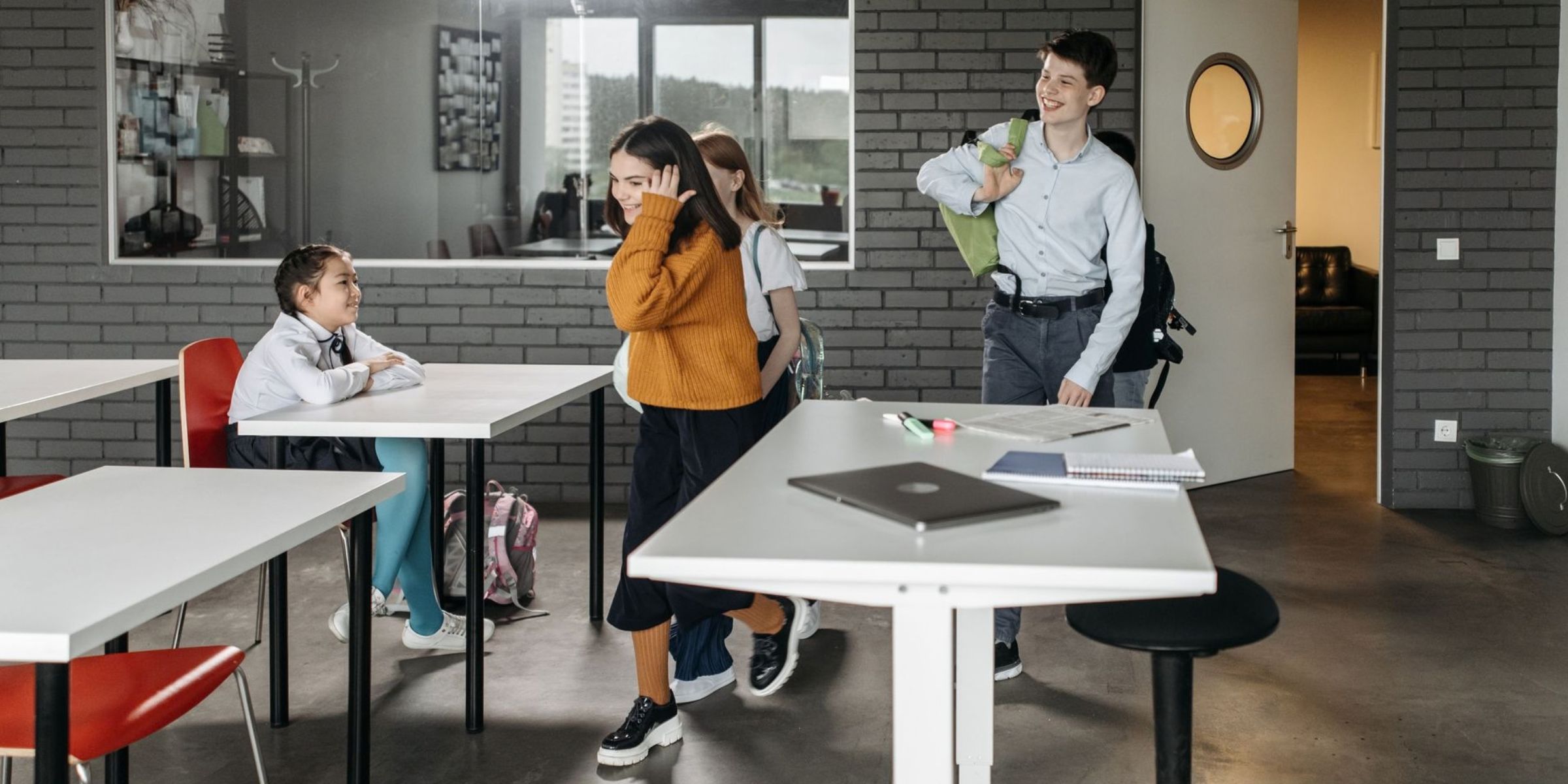Schüler, die sich im Klassenzimmer mit ihren Klassenkameraden unterhalten | Quelle: Pexels