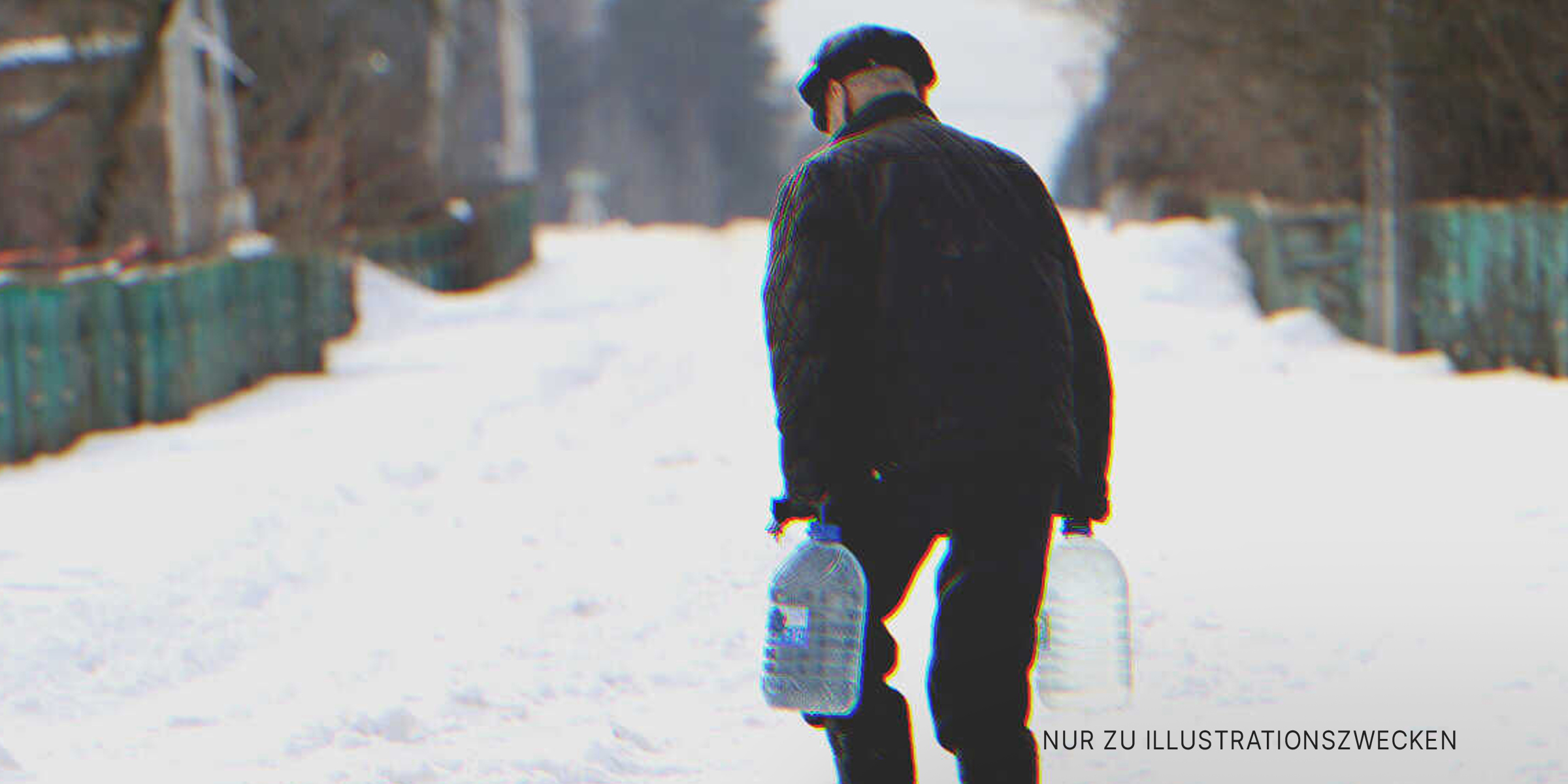 Älterer Mann, der durch den Schnee läuft und Wasserflaschen trägt | Quelle: Shutterstock