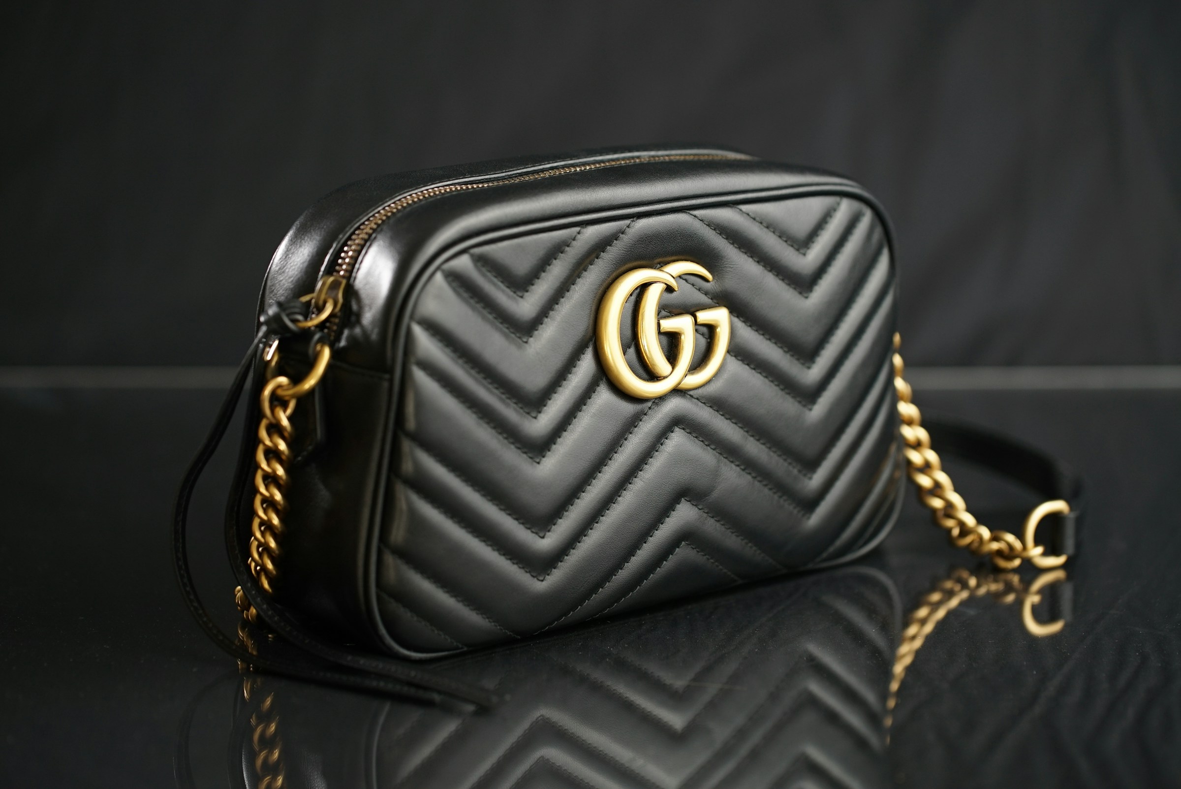 Schwarze Gucci-Handtasche | Quelle: Unsplash