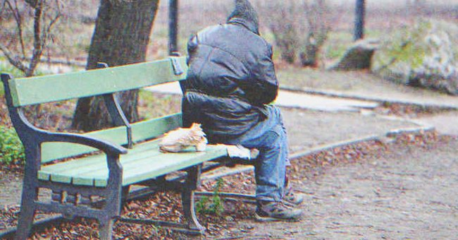 Ein armer Mann sitzt auf der Bank. | Shutterstock