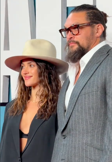 Adria Arjona und Jason Momoa bei der Filmveranstaltung für „Black Bag“, gepostet am 12. März 2025. | Quelle: TikTok/@gala.fr