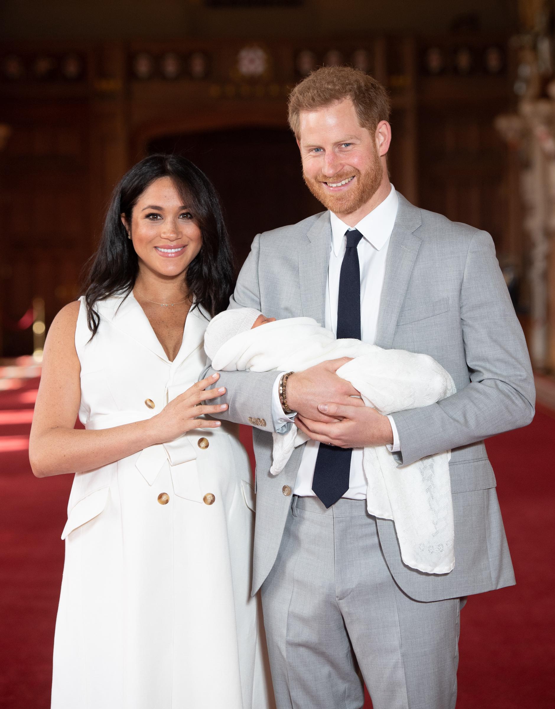 Prinz Harry und Meghan Markle posieren mit ihrem neugeborenen Sohn, Archie Harrison Mountbatten-Windsor, am 8. Mai 2019 | Quelle: Getty Images