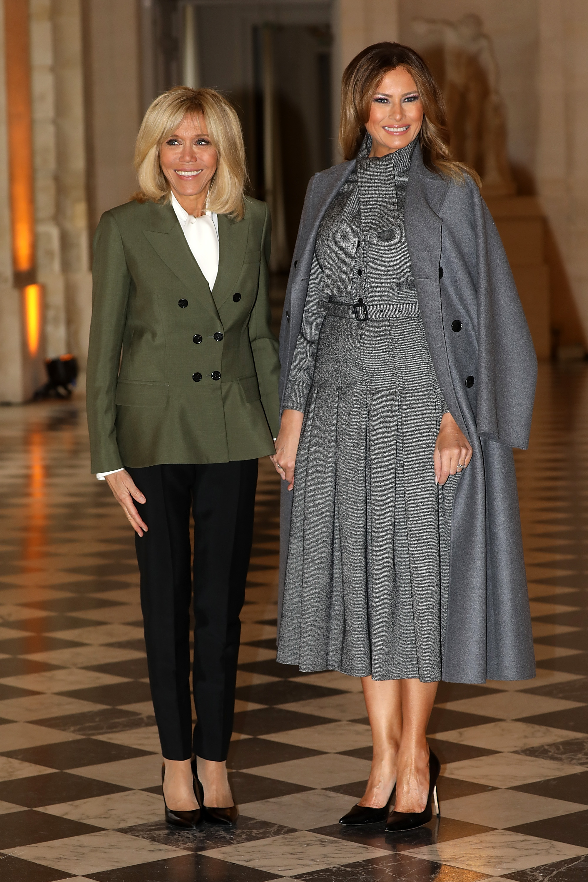 Die französische First Lady Brigitte Macron und Melania Trump beim Partnerschaftsessen der Staatschefs am 11. November 2018 in Versailles, Frankreich. | Quelle: Getty Images