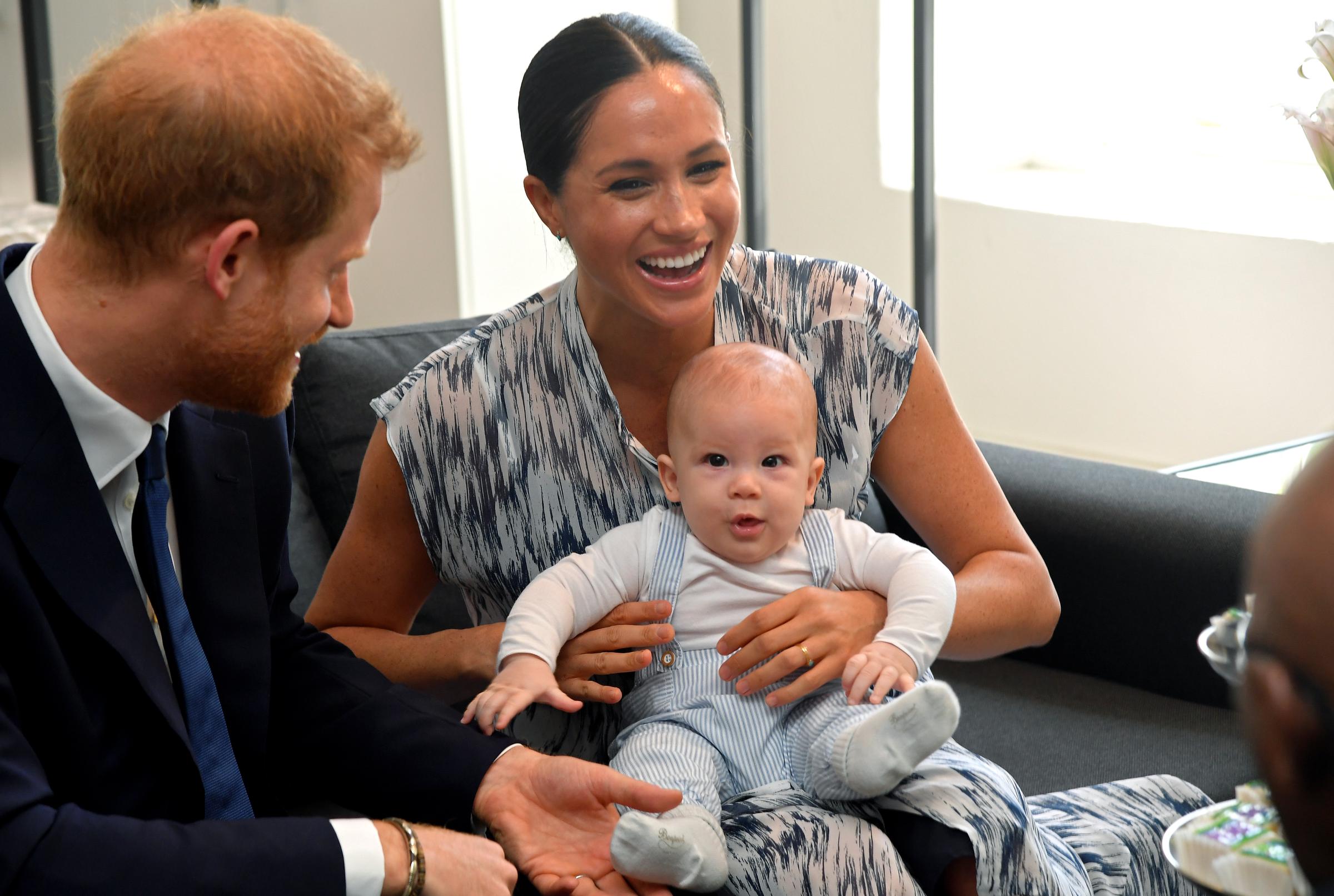 Prinz Harry, Meghan Markle und Archie Mountbatten-Windsor während ihrer royalen Tour durch Südafrika am 25. September 2019 in Kapstadt, Südafrika. | Quelle: Getty Images