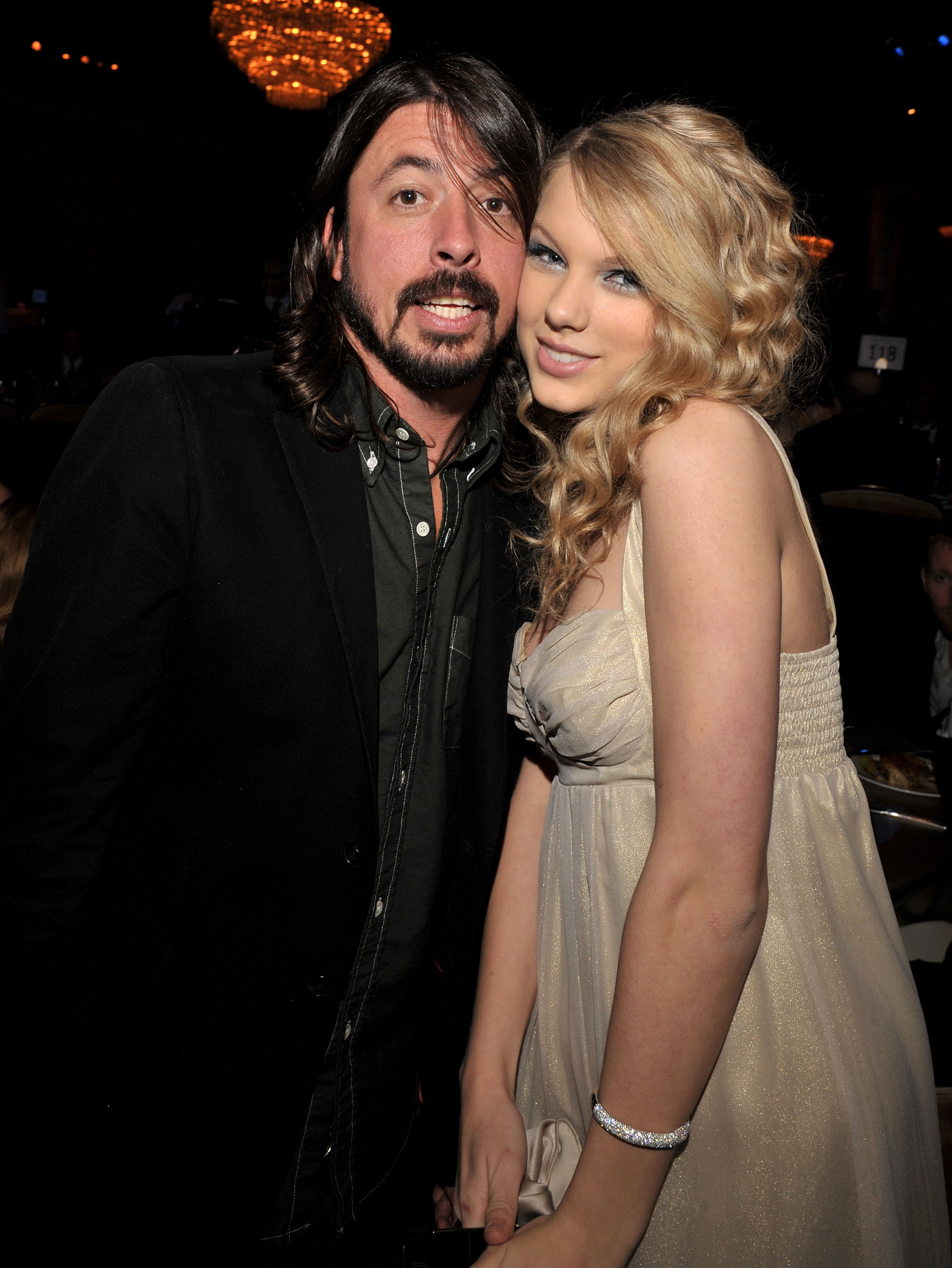 David Grohl und Taylor Swift auf der Clive Davis Pre-Grammy Party in Los Angeles, Kalifornien am 9. Februar 2008 | Quelle: Getty Images