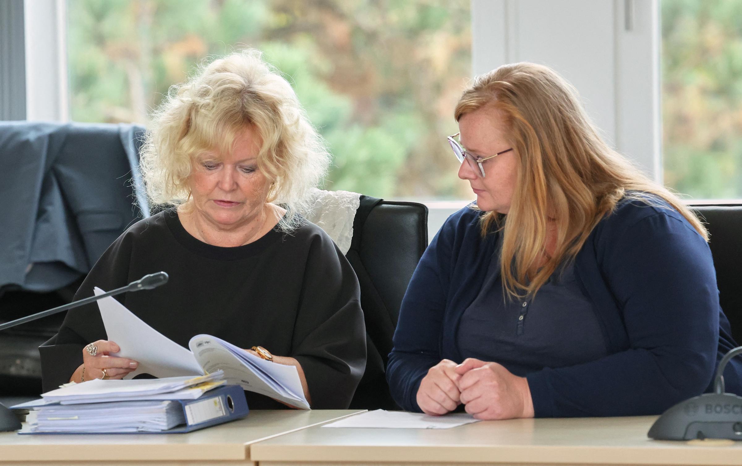 Anwältin Christine Habetha und Fabians Mutter Dorina L. | Quelle: Getty Images