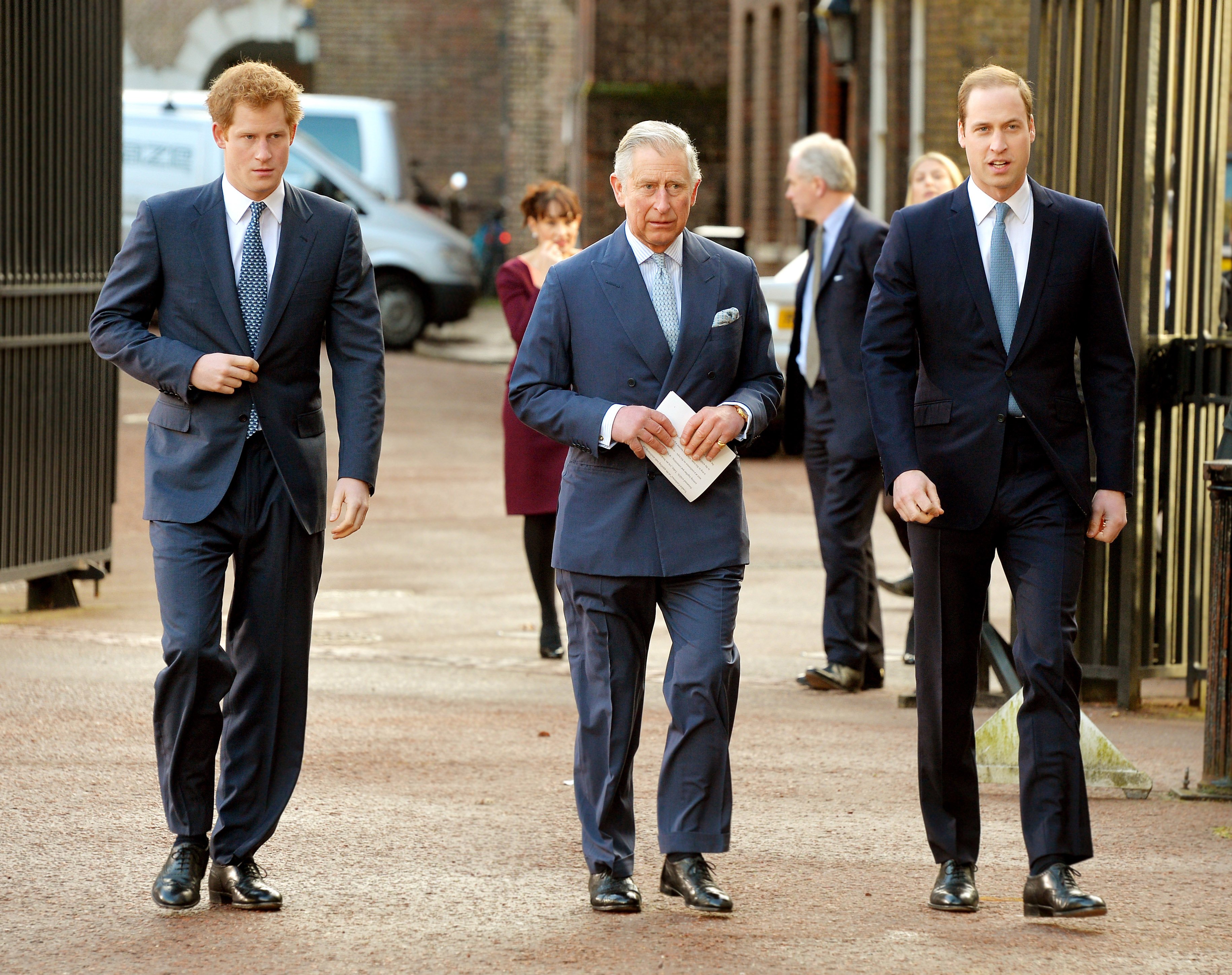 Prinz Harry, König Charles III. und Prinz William treffen am 13. Februar 2014 in London, England, auf der Illegal Wildlife Trade Conference im Lancaster House ein. | Quelle: Getty Images