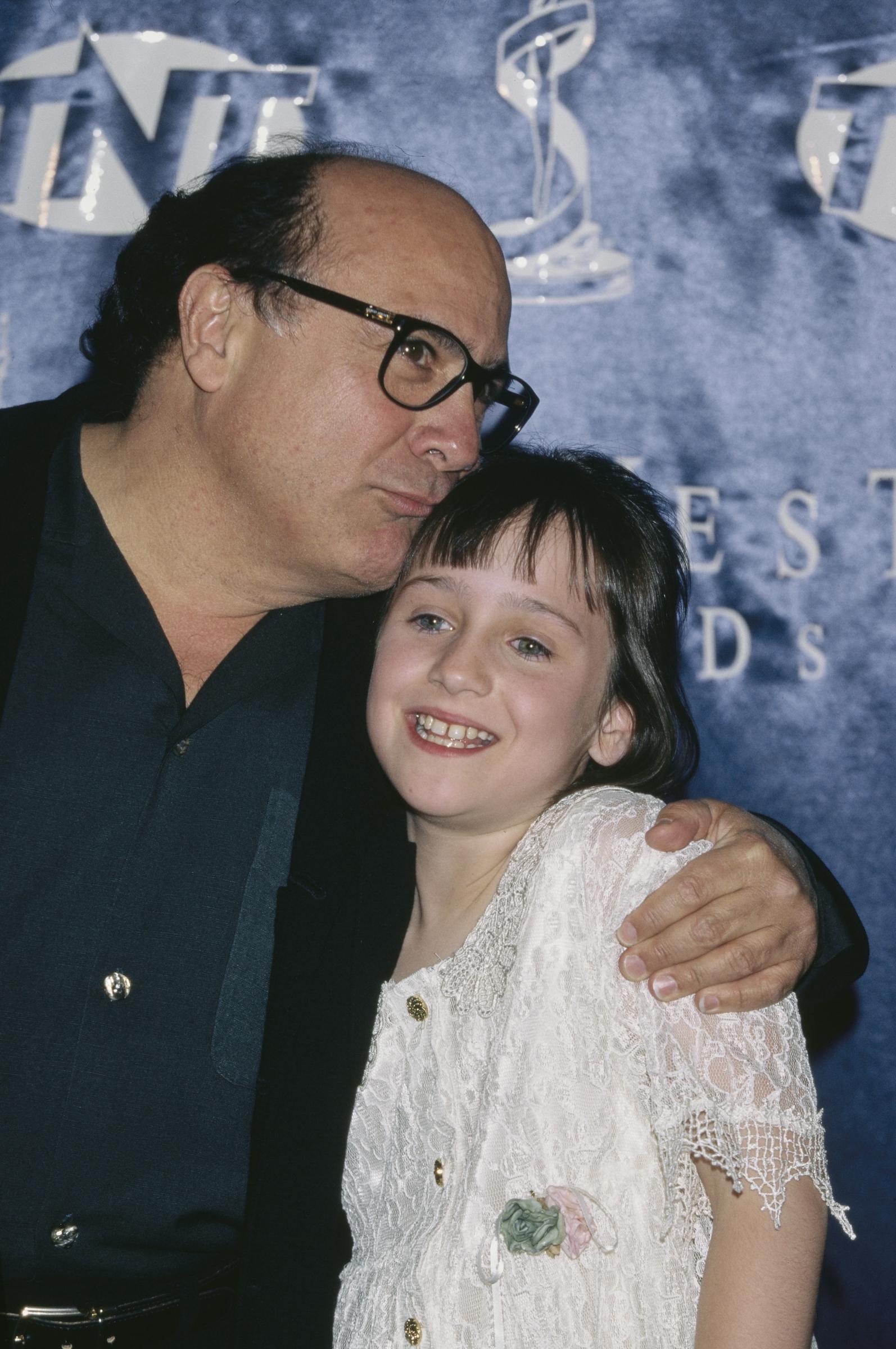 Danny DeVito und Mara Wilson bei der Verleihung der ShoWest Awards 1997 in Las Vegas, Nevada, am 6. März 1997 | Quelle: Getty Images