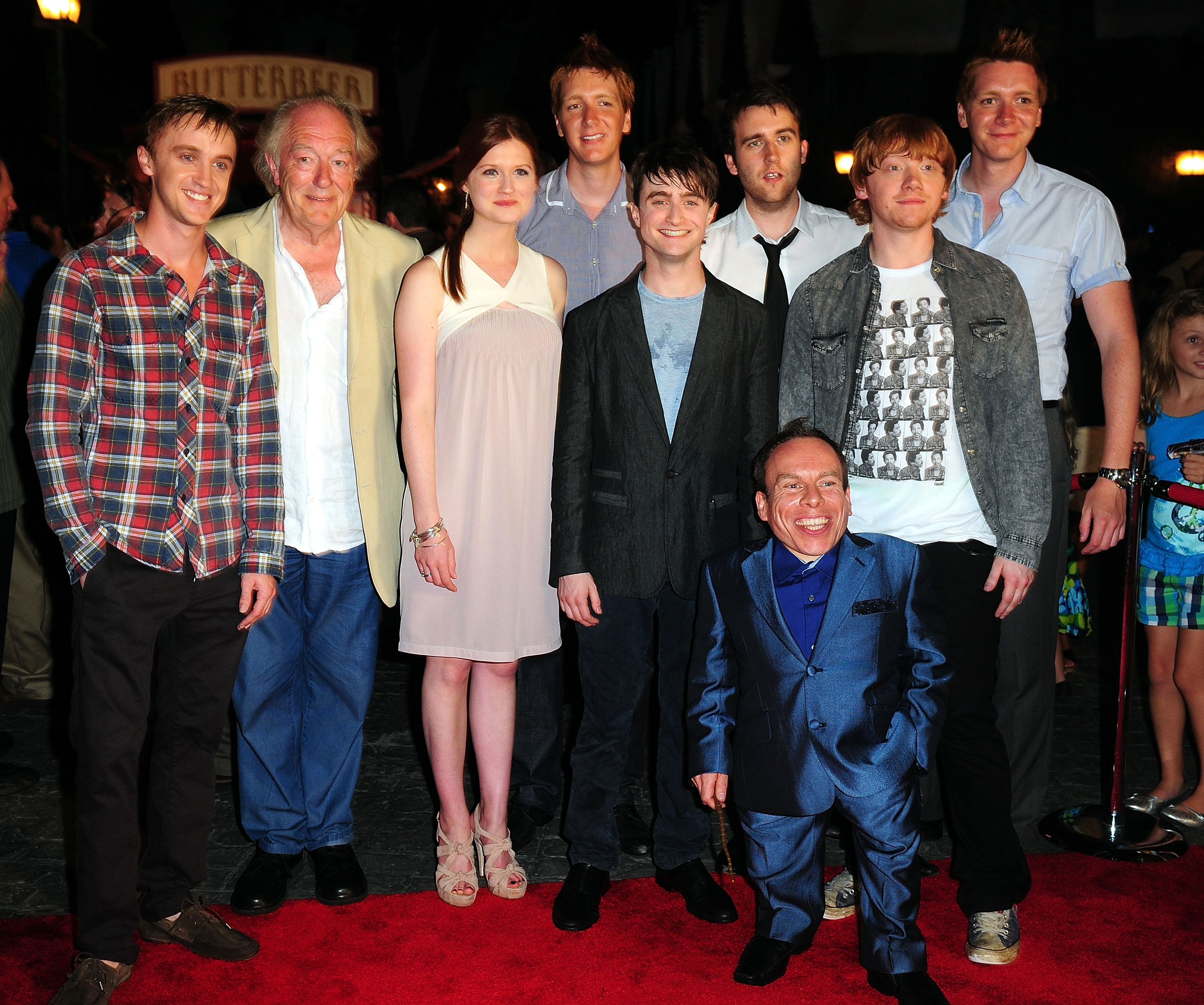 Sir Michael Gambon mit einigen Darstellern aus der "Harry Potter"-Franchise bei einer großen Eröffnung in Orlando, Florida am 16. Juni 2010 | Quelle: Getty Images