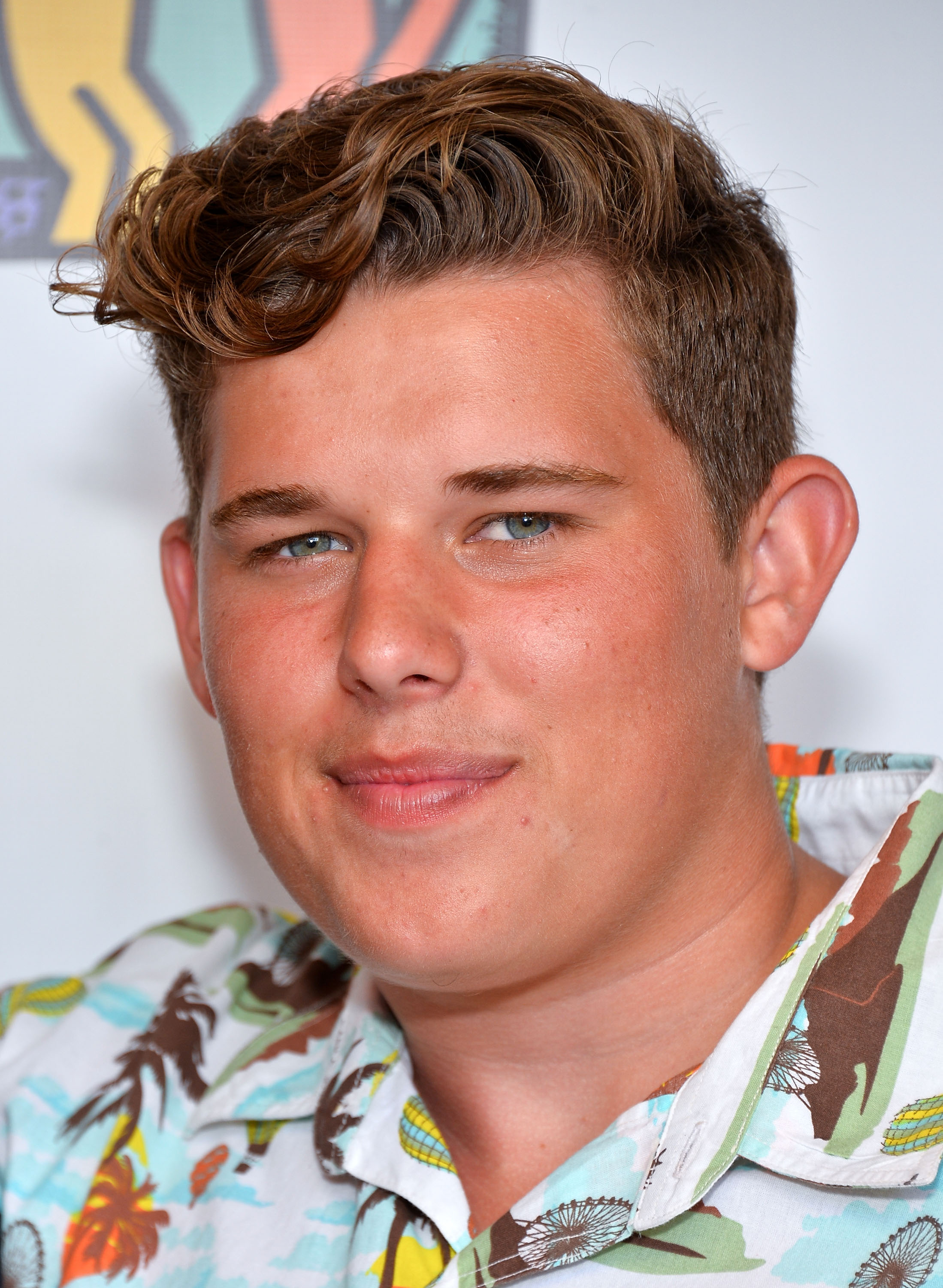 Ebenfalls von der Team-Maria-Veranstaltung: Christopher posiert für eine Nahaufnahme. Sein Gesicht wirkt voller, die Haare sind gepflegt und sein sanfter Gesichtsausdruck unterstreicht seine Gesichtszüge im Teenageralter.