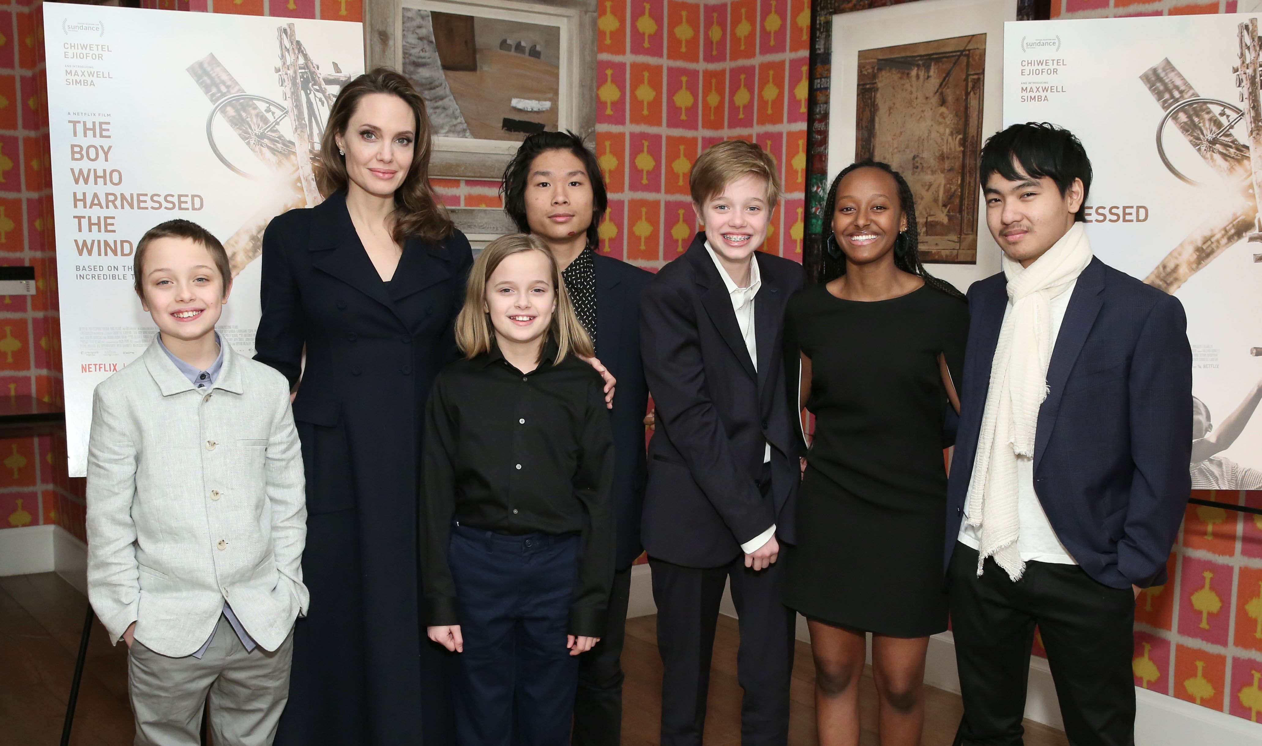 Angelina Jolie mit den Kindern Knox, Vivienne, Pax, Shiloh, Zahara und Maddox Jolie-Pitt bei der Vorführung von "The Boy Who Harnessed The Wind" im Jahr 2019 | Quelle: Getty Images