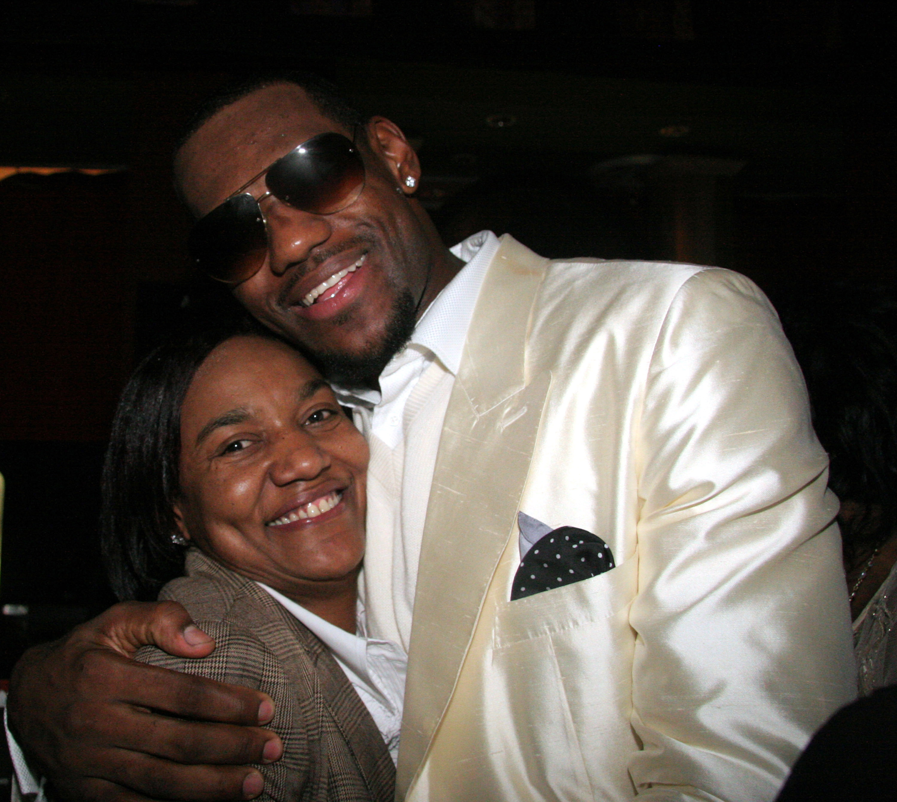 LeBron James und seine Mutter Gloria am 29. Dezember 2005 | Quelle: Getty Images