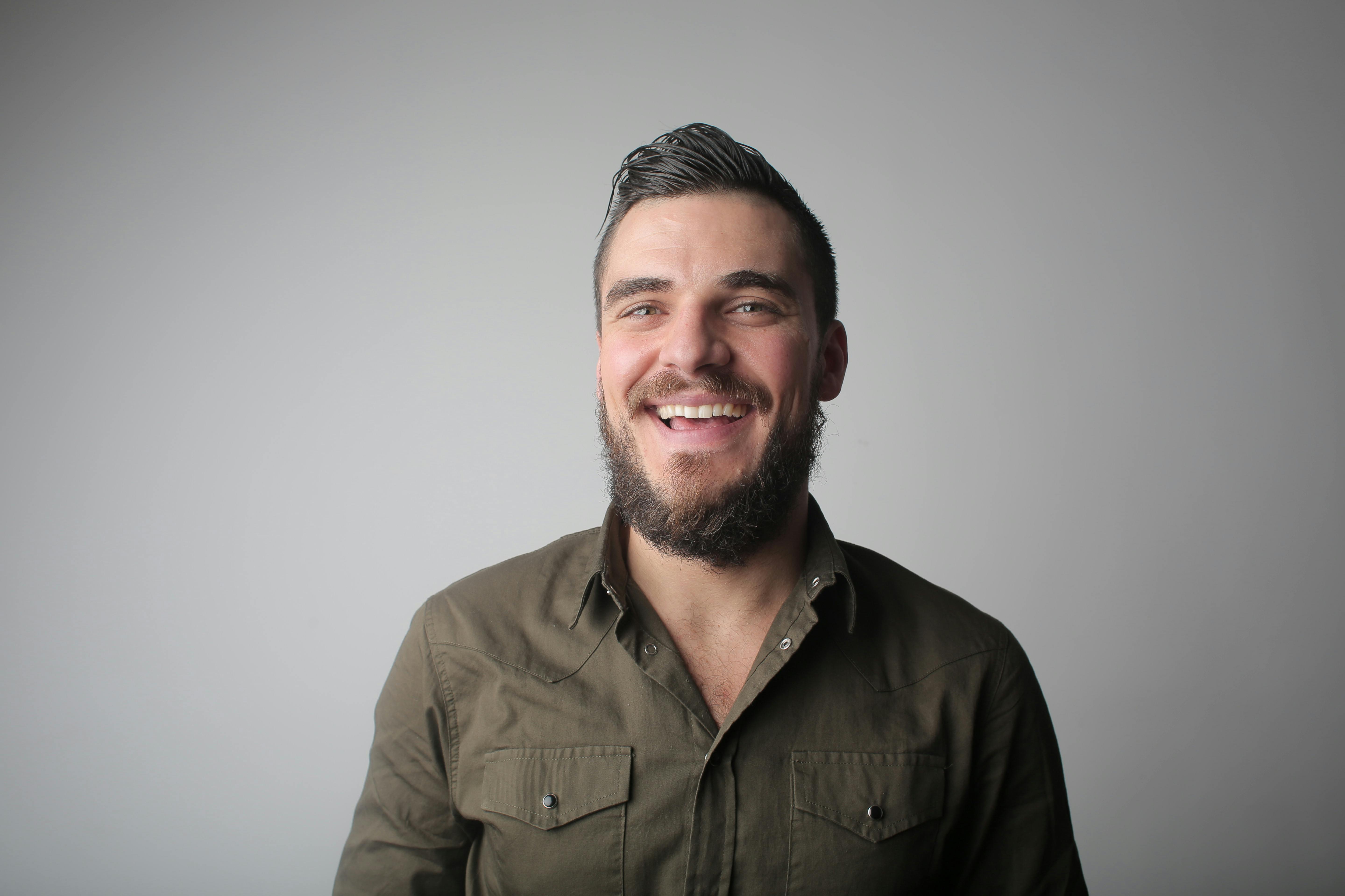 Ein lachender Mann | Quelle: Pexels