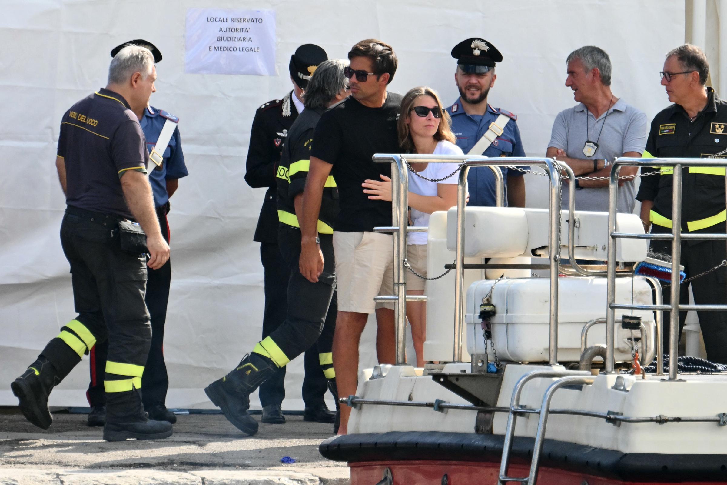 Menschen umarmen sich auf dem Pier von Porticello bei Palermo am 22. August 2024 | Quelle: Getty Images