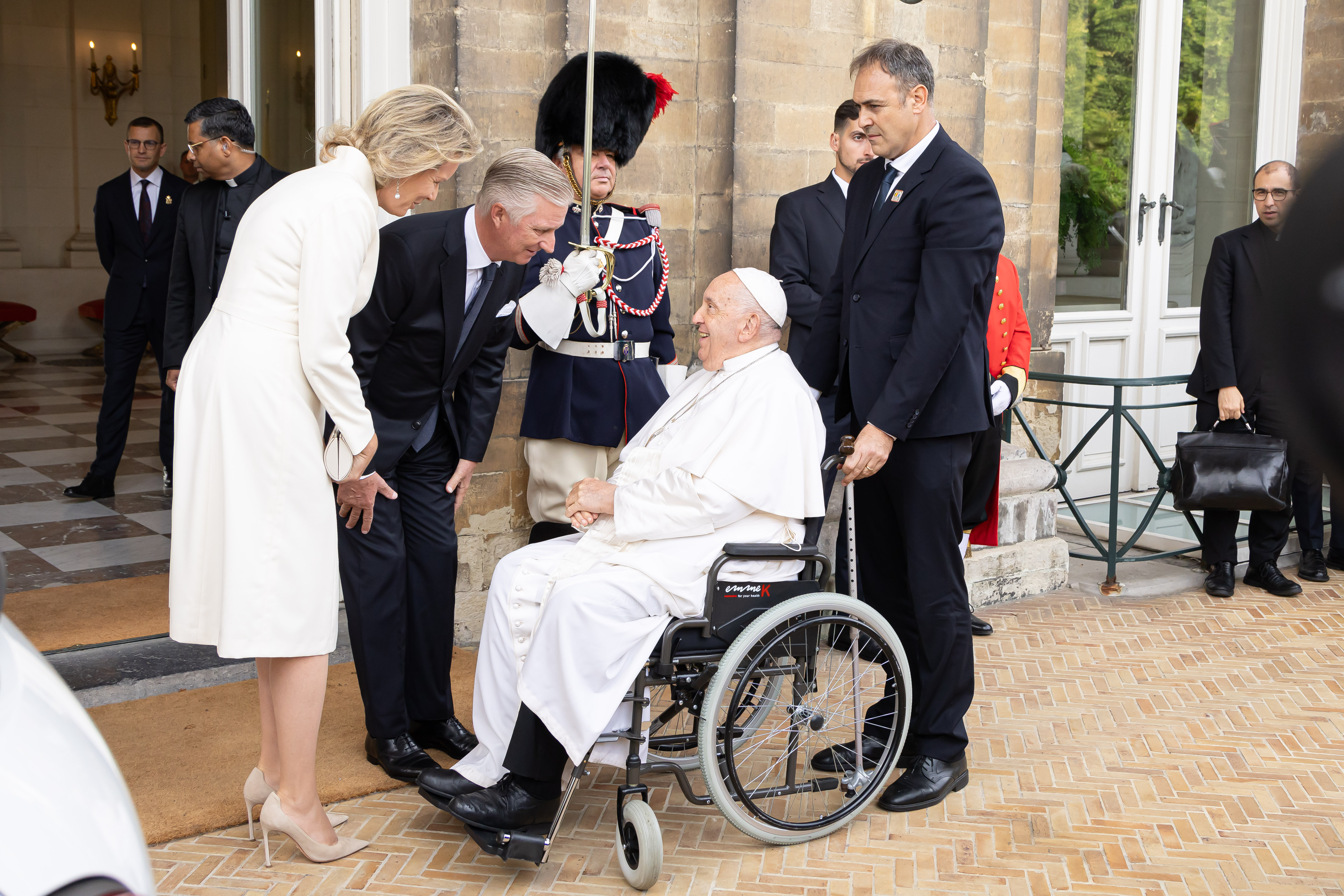 König Philippe und Königin Mathilde von Belgien heißen Papst Franziskus auf Schloss Laeken willkommen. | Quelle: Getty Images