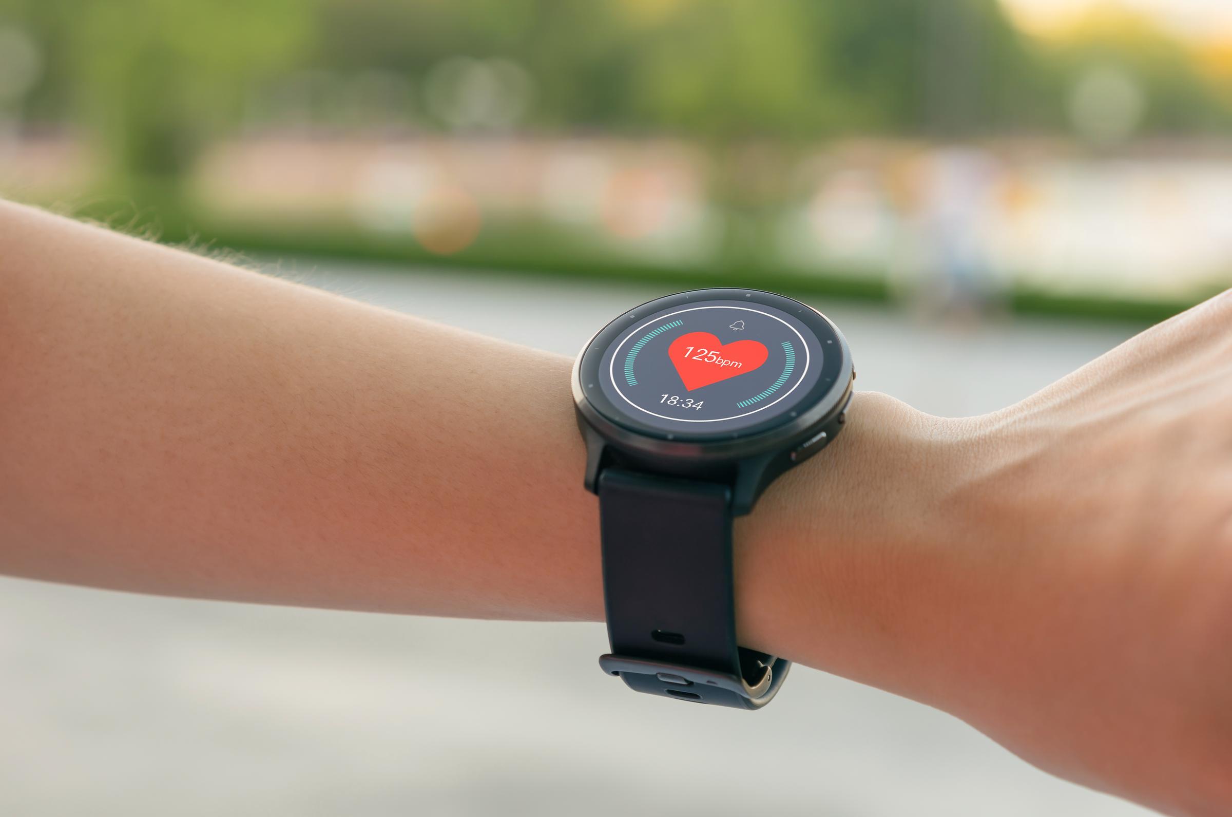 Eine Person, die eine Smartwatch trägt, überprüft die Herzfrequenz | Quelle: Shutterstock