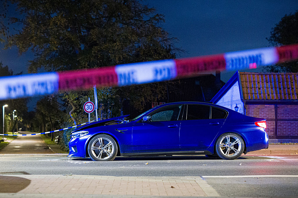 https://www.ndr.de/nachrichten/niedersachsen/hannover_weser-leinegebiet/auto-steuert-in-menschenmenge-polizei-nimmt-drei-verdaechtige-fest,neustadt-158.html