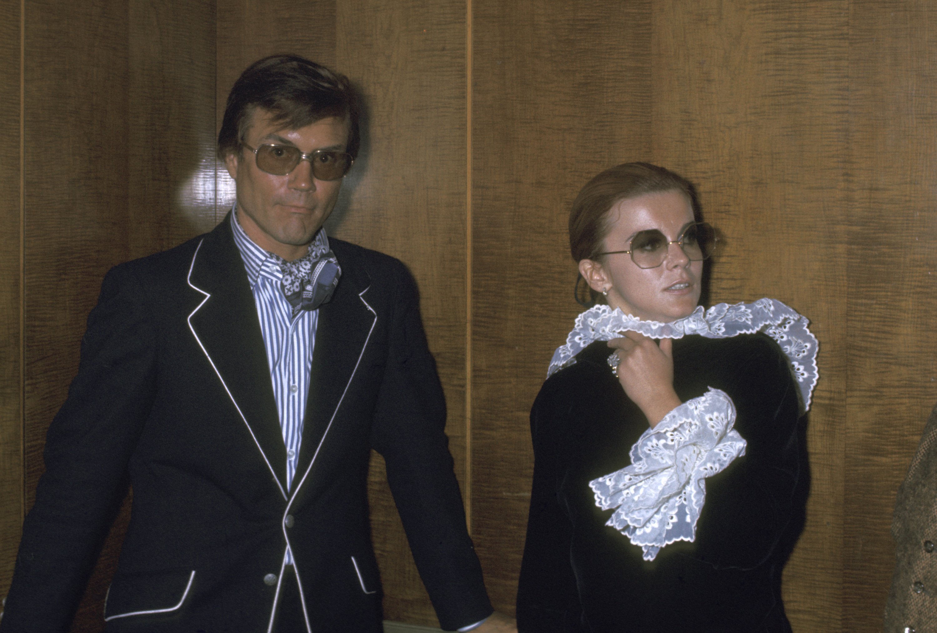 Ann-Margret und ihr fünfzigjähriger Ehemann, Roger Smith, bei ihrem Besuch in New York City, New York. | Quelle: Getty Images