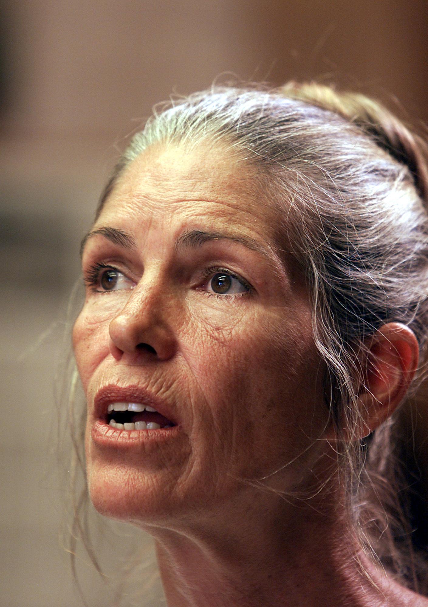 Leslie Van Houten bei einer Bewährungsanhörung am 28. Juni 2002 | Quelle: Getty Images