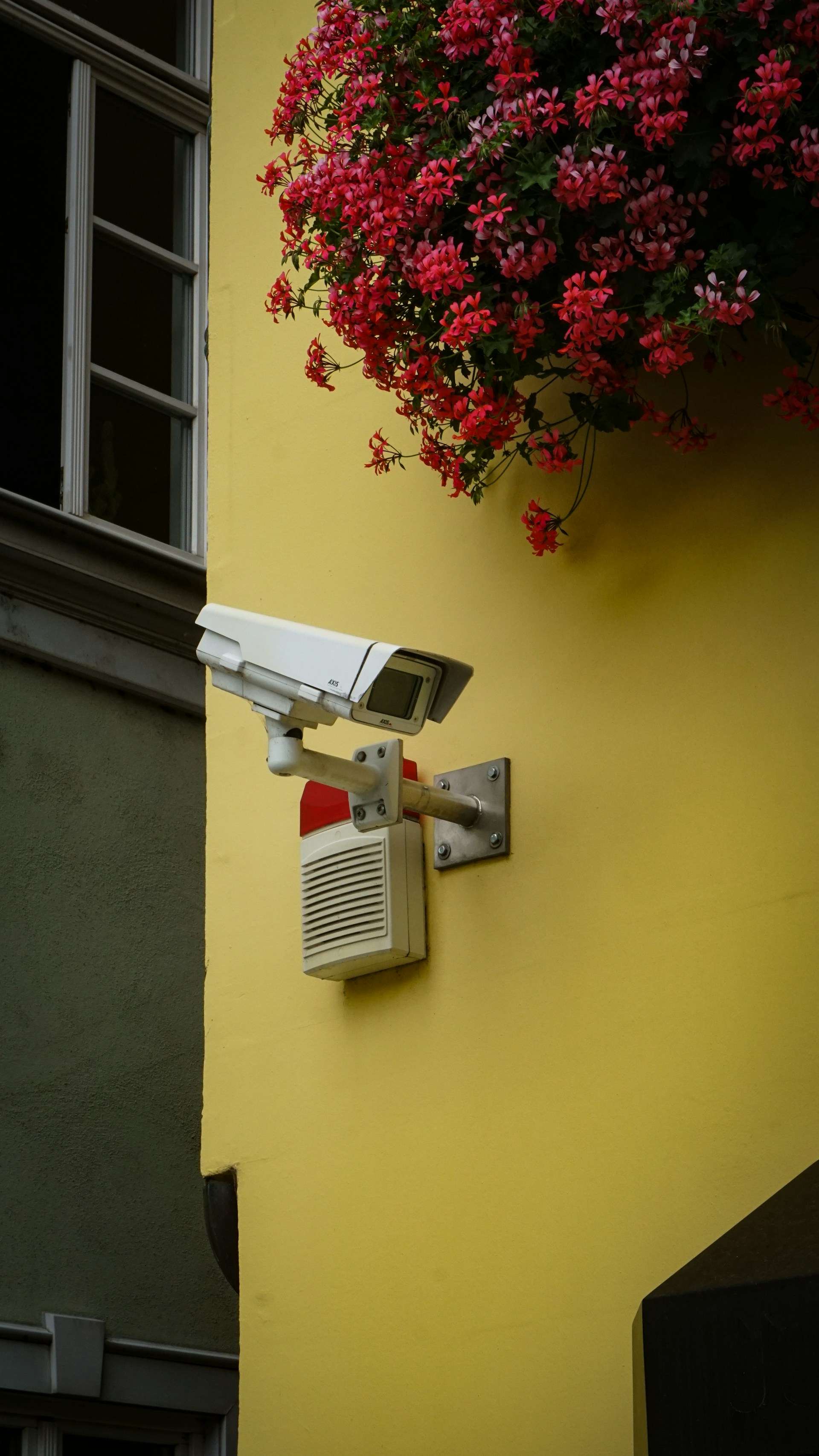 Eine an der Wand montierte Überwachungskamera | Quelle: Unsplash