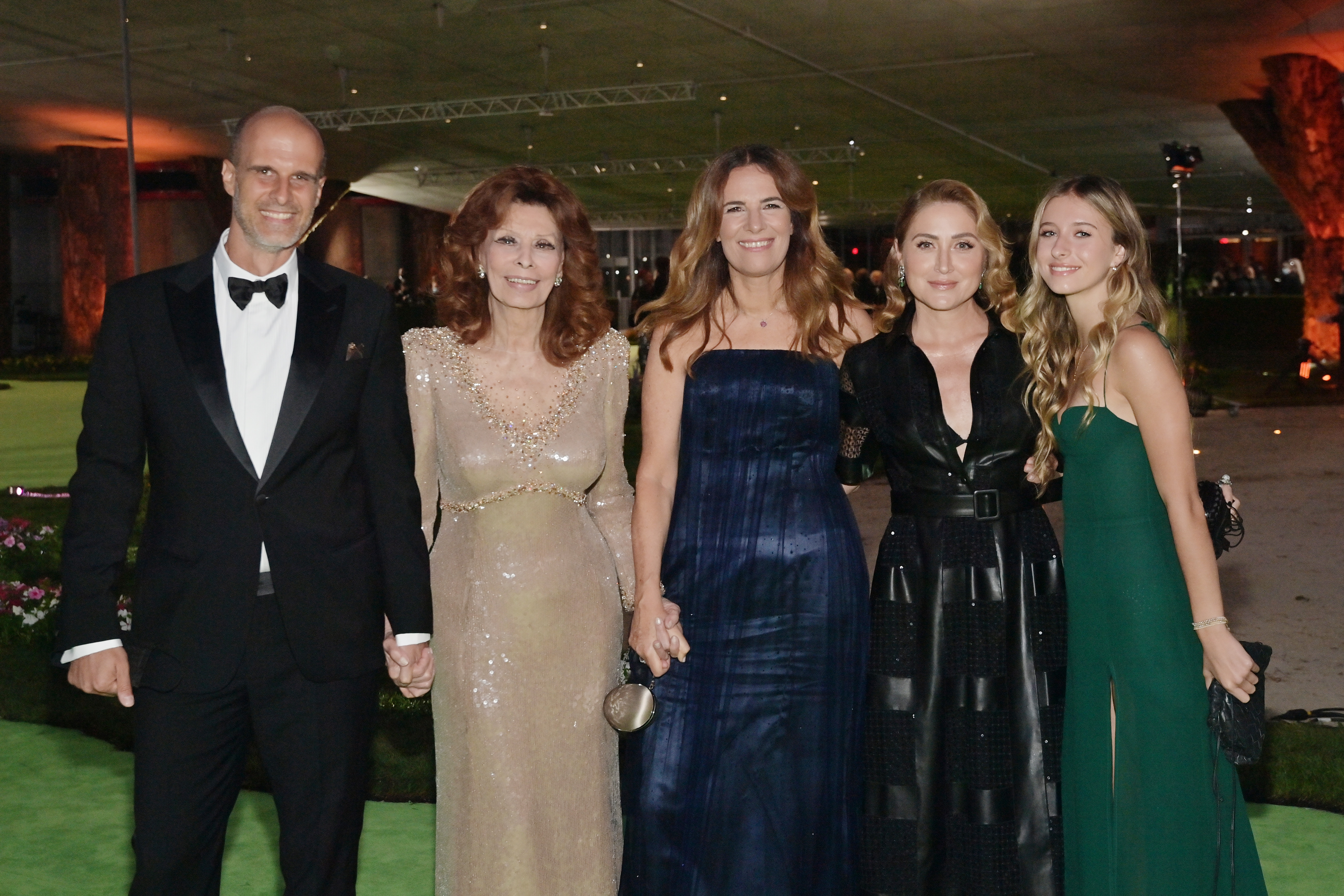 Sasha Alexander, Lucia Sofia Ponti, Eduardo Ponti, Sophia Loren, und Roberta Armani am 25. September 2021 in Los Angeles, Kalifornien | Quelle: Getty Images